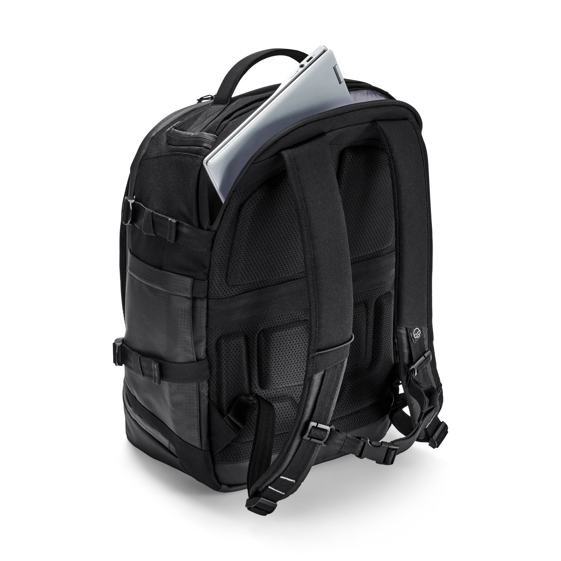 Schwarzer Rucksack 'Jack' mit gepolstertem Rücken, verstellbaren Trägern und Laptopfach mit silbernem Laptop