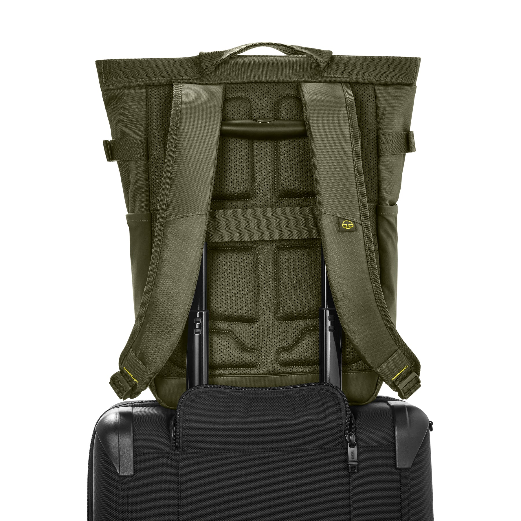 Rucksack 'Harper' in modernem Olivgrün auf ausziehbarem Griff eines Rollkoffers