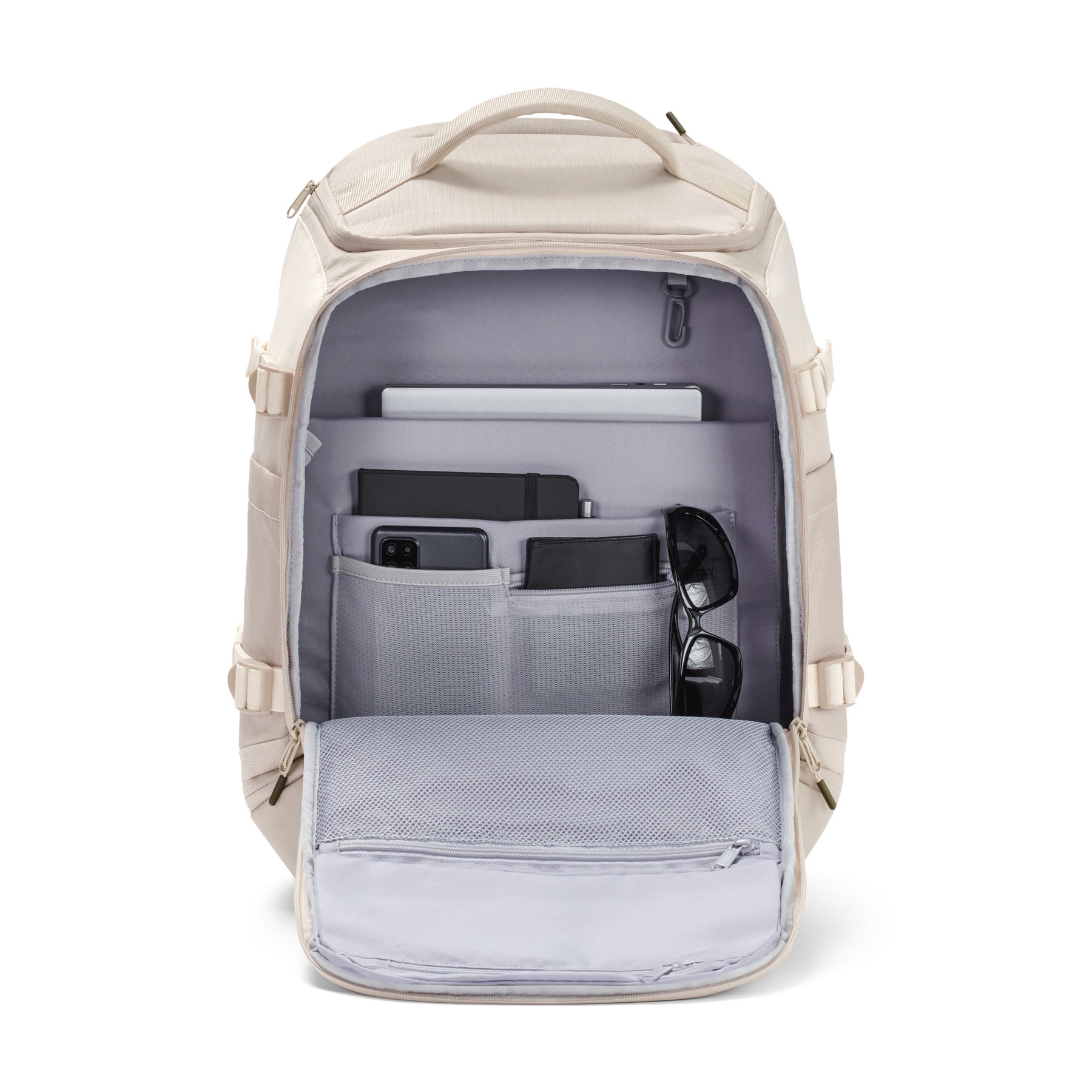 Beiger Rucksack 'Jack' mit geöffnetem Hauptfach und vielen Innenfächern, darunter ein Laptop, Notizbuch, Smartphone, Geldbörse und Sonnenbrille