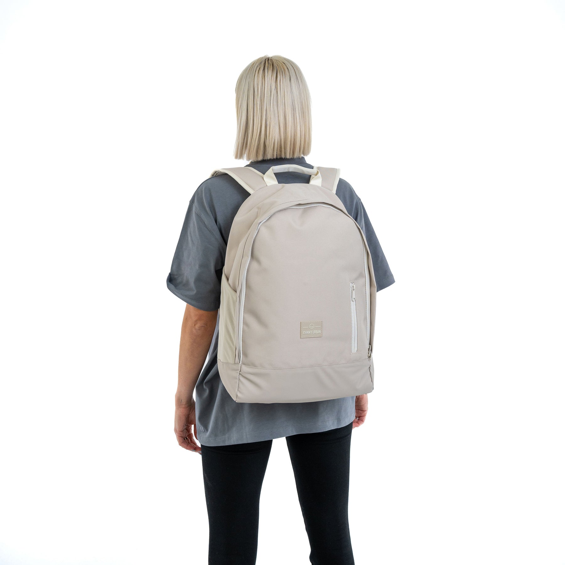 Dame von hinten mit beigem Johnny Urban Rucksack 'Neo' und grauem T-Shirt