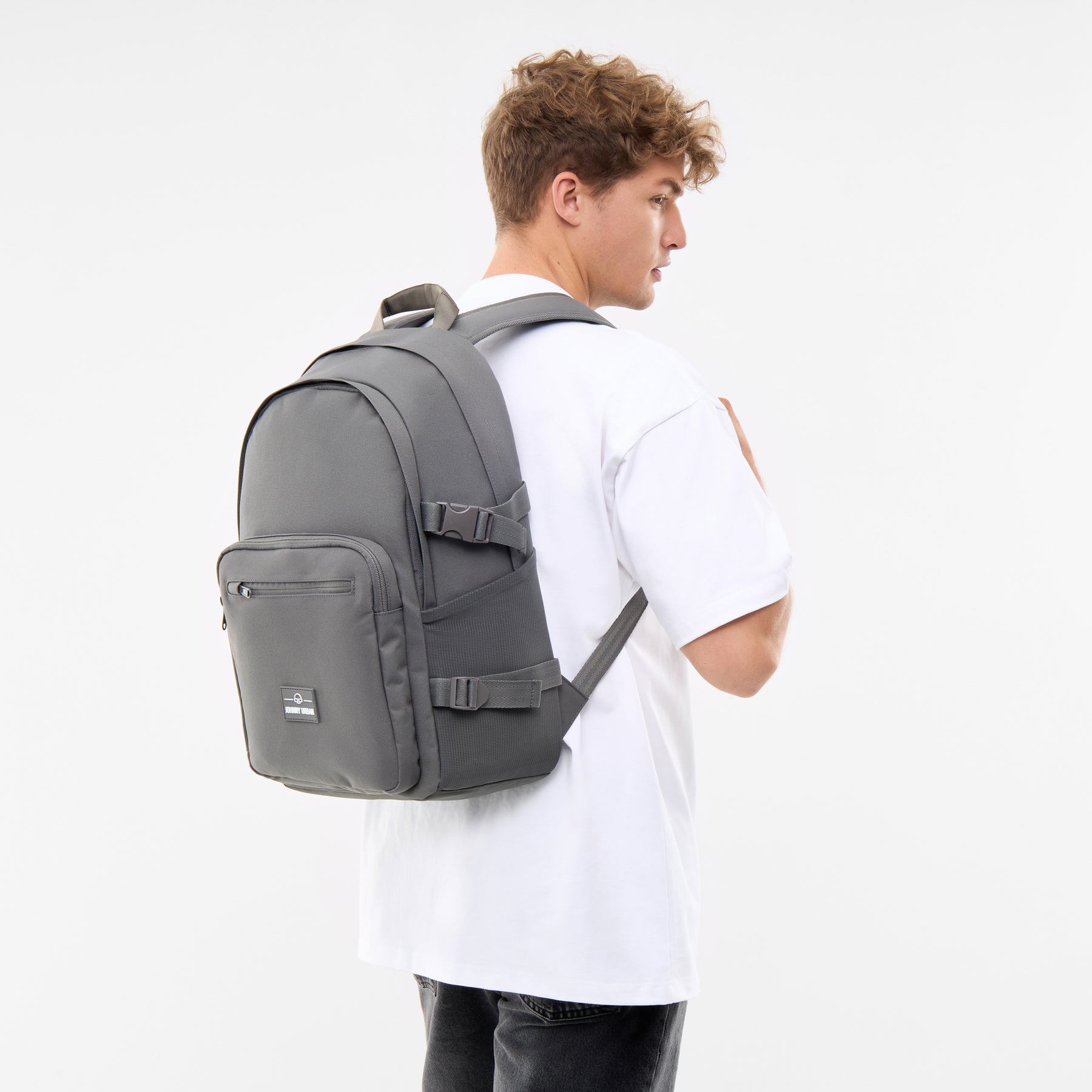 Mann trägt dunkelgrauen Rucksack 'Lian' mit mehreren Fächern und verstellbaren Gurten