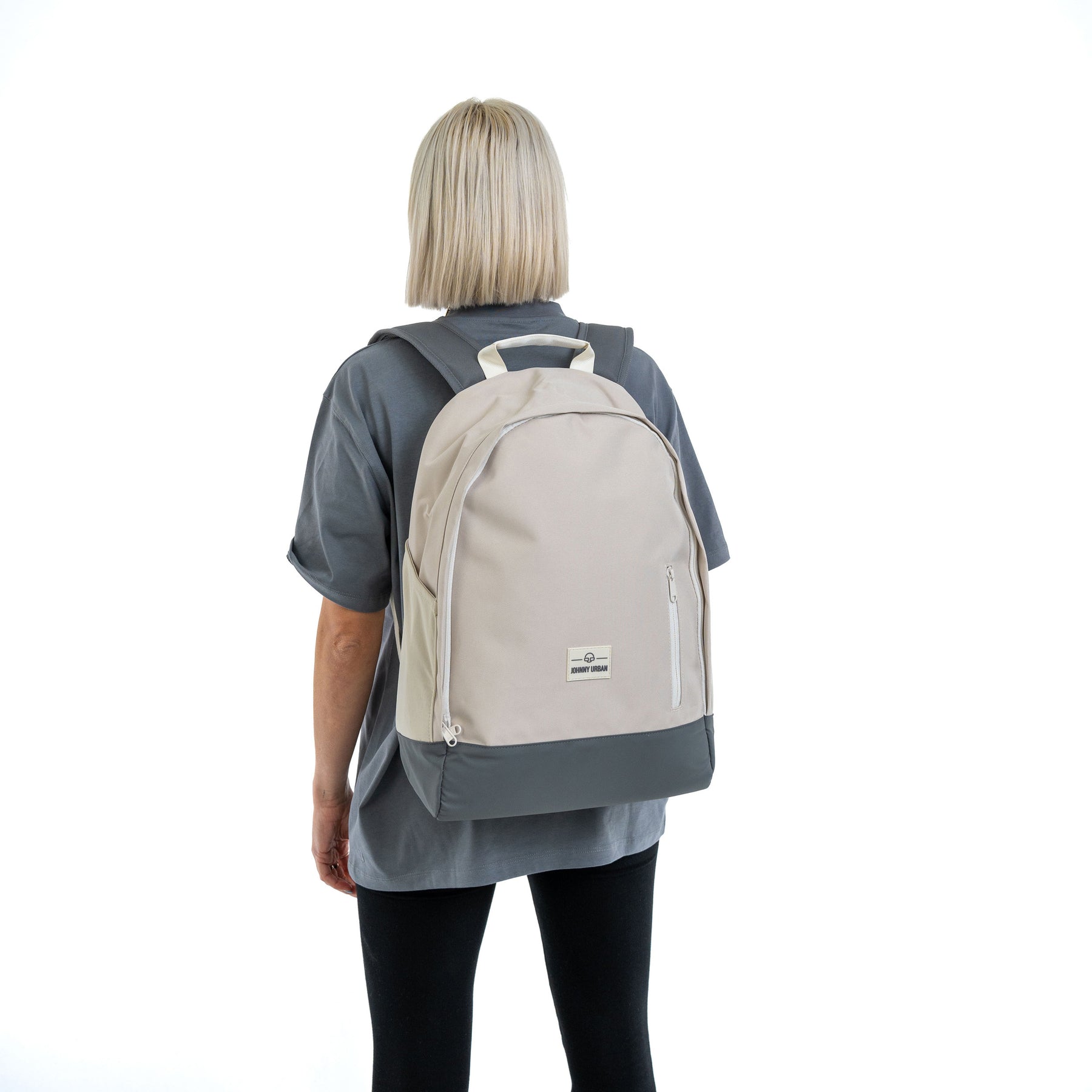 Frau von hinten mit dem Rucksack 'Neo' in Beige und Grau von Johnny Urban