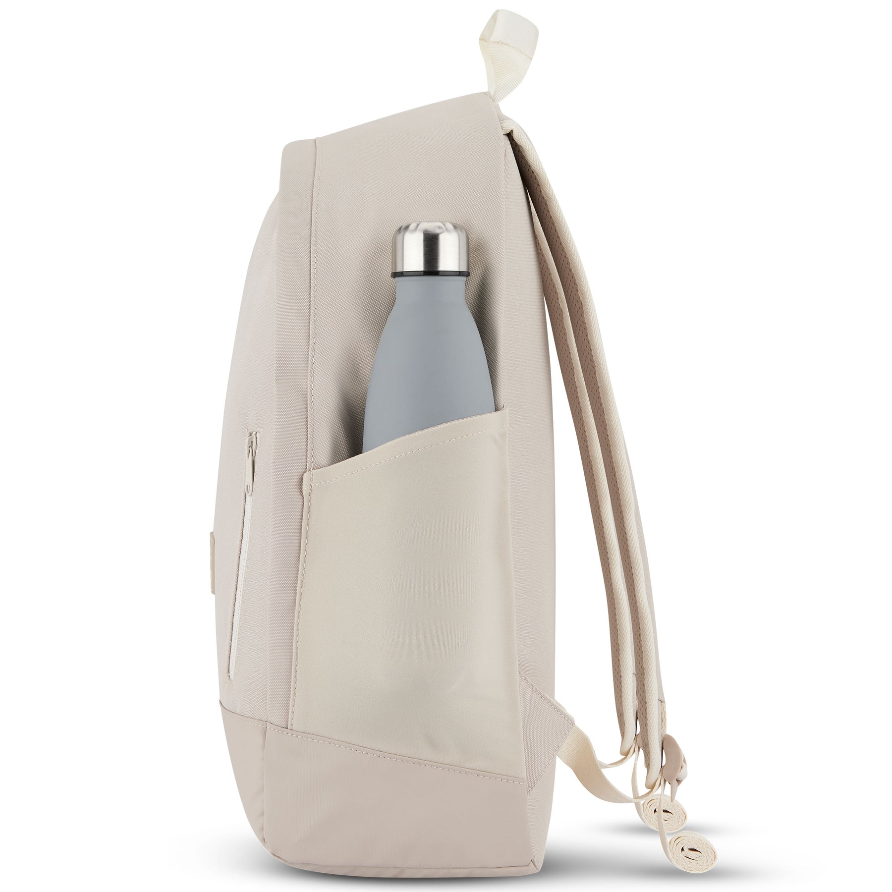 Sandfarbener Rucksack 'Neo' mit seitlicher Tasche, in der eine graue Trinkflasche steckt