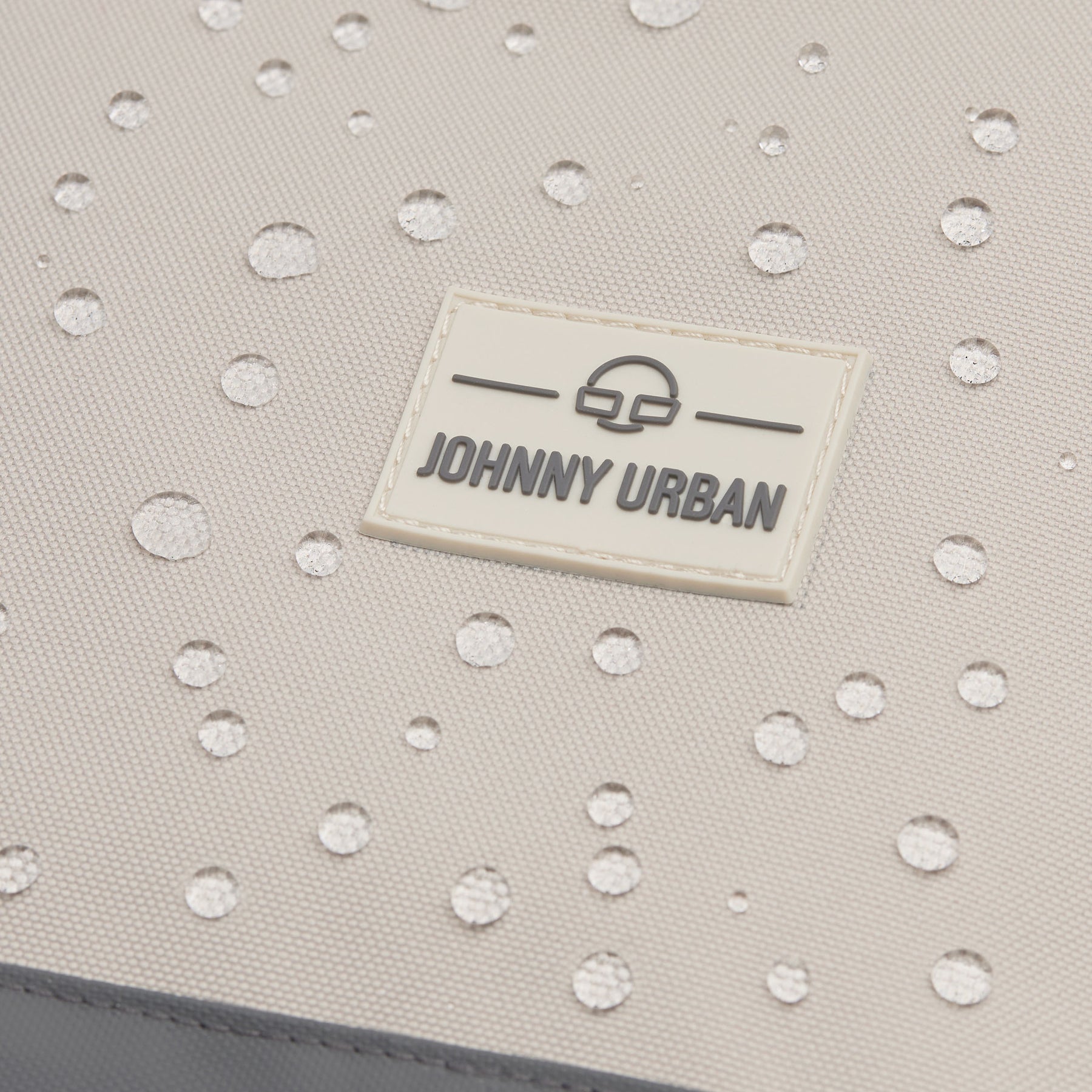Detailaufnahme des wasserabweisenden Materials des Rucksacks 'Neo' von Johnny Urban in Beige mit Markausschnitt