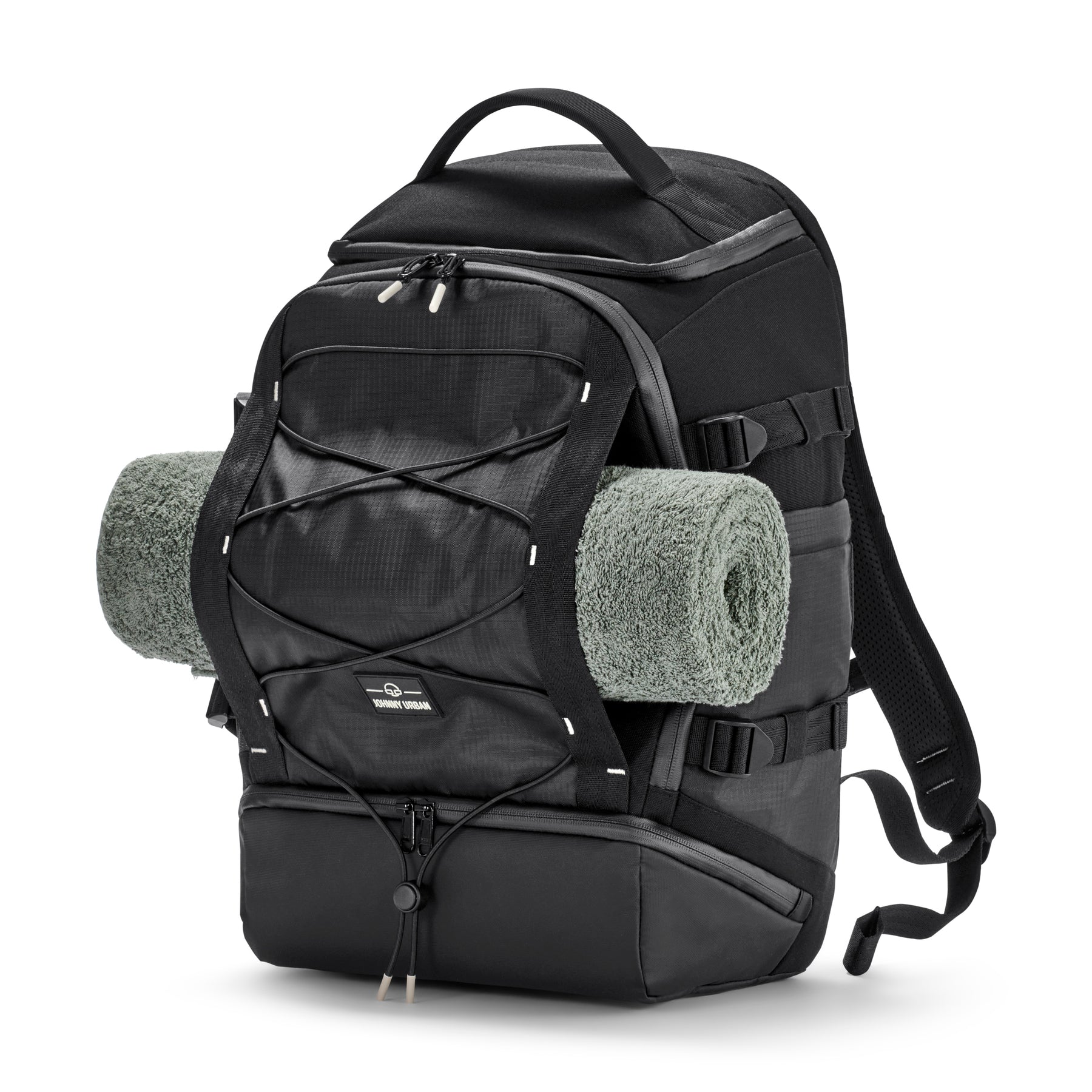 Schwarzer Johnny Urban Rucksack 'Jack' aus robustem Material mit aufgerolltem grauen Handtuch an der Außenseite