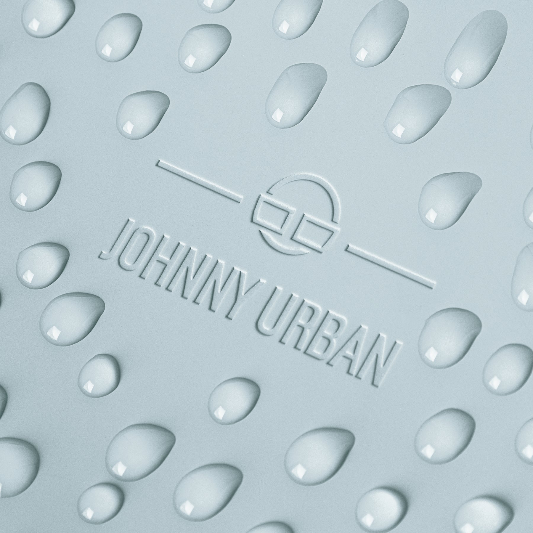 Nahaufnahme des wasserabweisenden Materials des Finley Rucksacks von Johnny Urban mit Wassertröpfchen