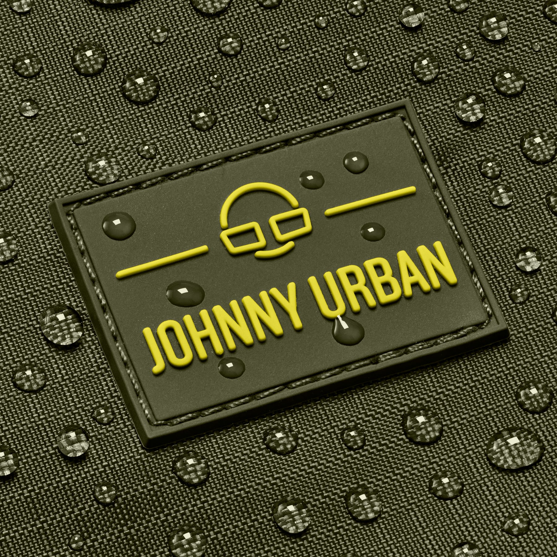 Johnny Urban Logo-Patch auf olivgrünem, wasserabweisendem Stoff mit Wassertropfen