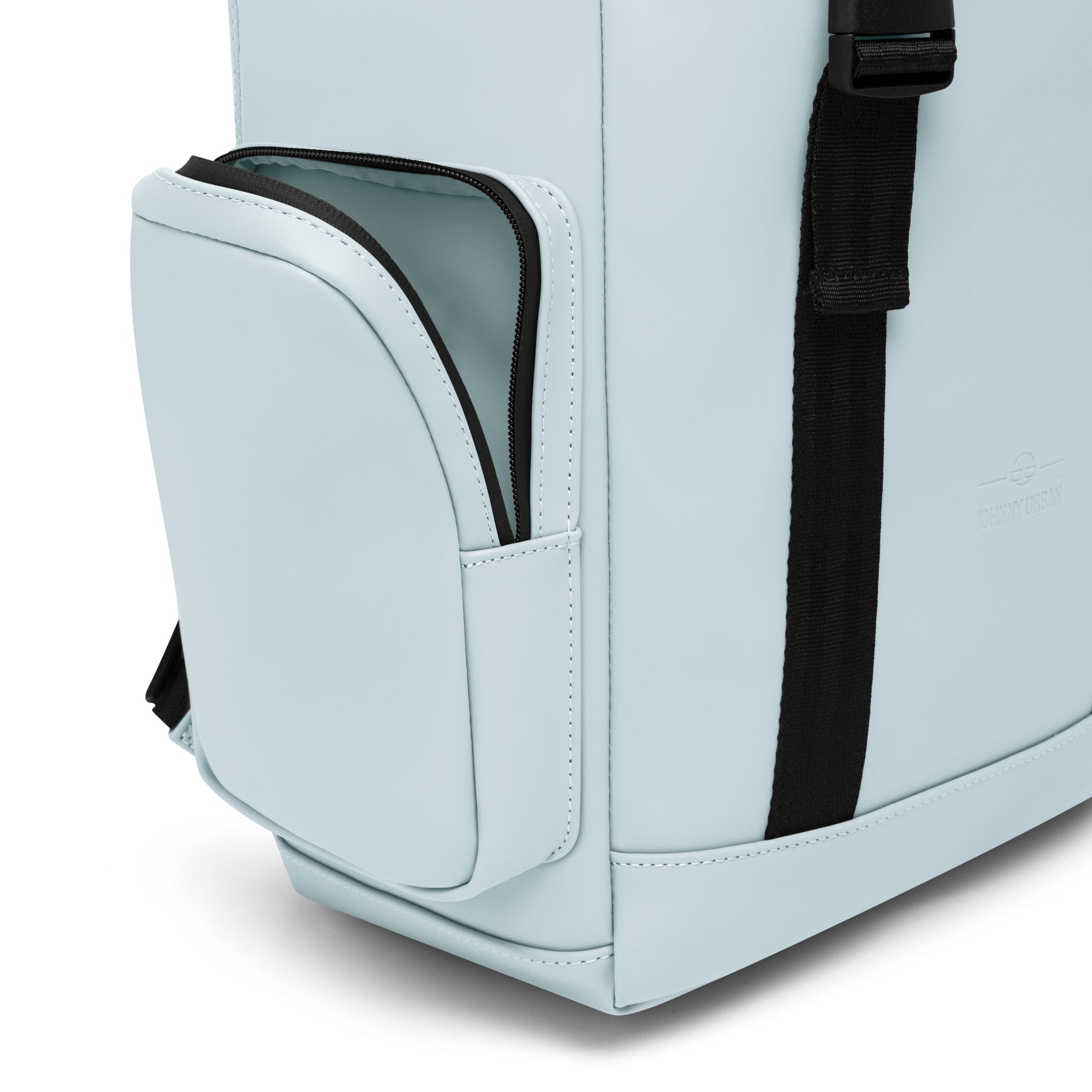 Seitliche Reißverschlusstasche am hellblauen Rucksack 'Finley' mit schwarzem Riemen