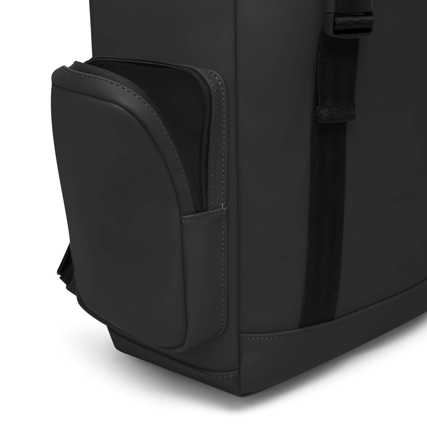 Seitliche Fronttasche des schwarzen Rucksacks 'Finley' aus glattem Material mit Reißverschluss