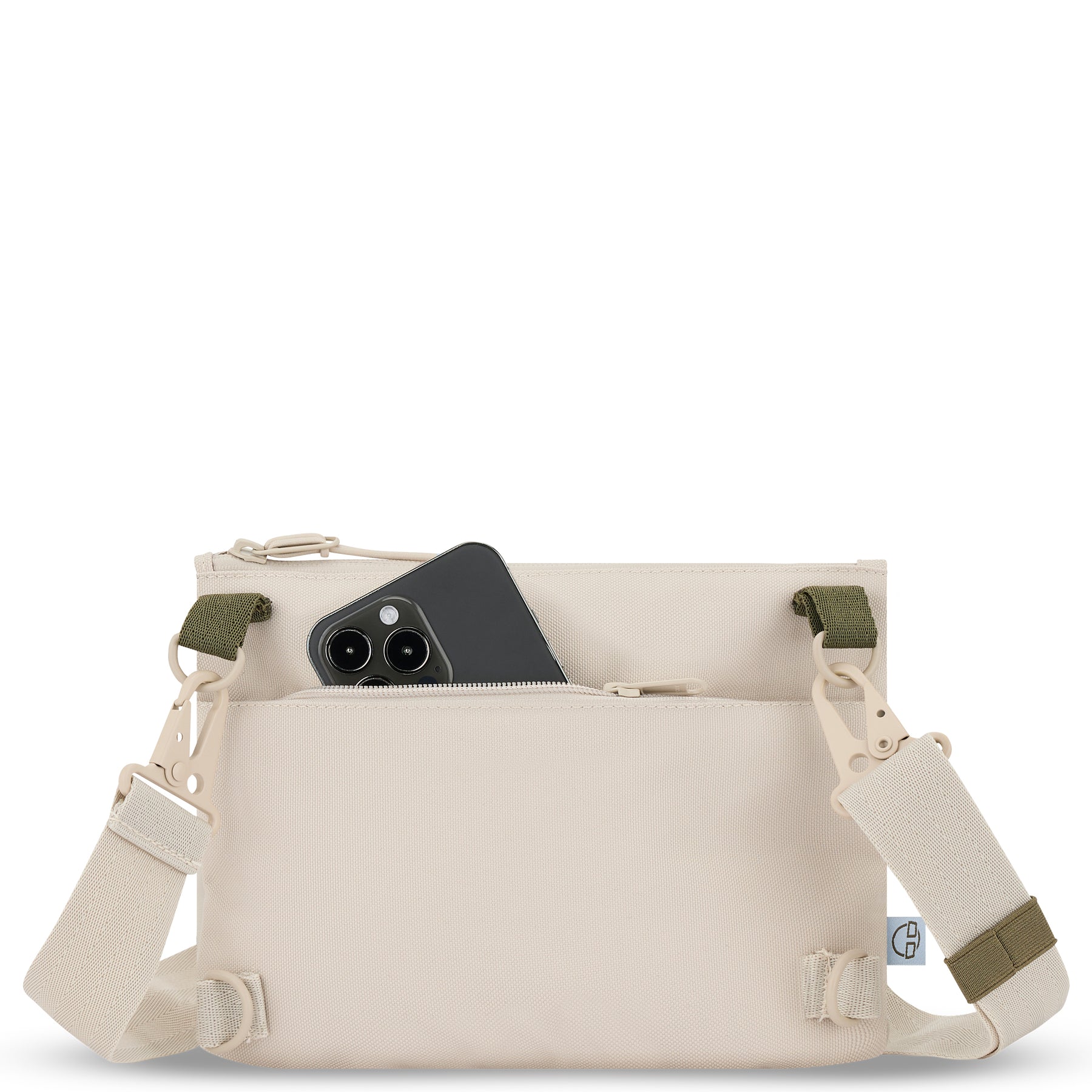 Beige Umhängetasche 'Avery' von Johnny Urban mit Reißverschlusstasche, schwarzes Smartphone steckt darin