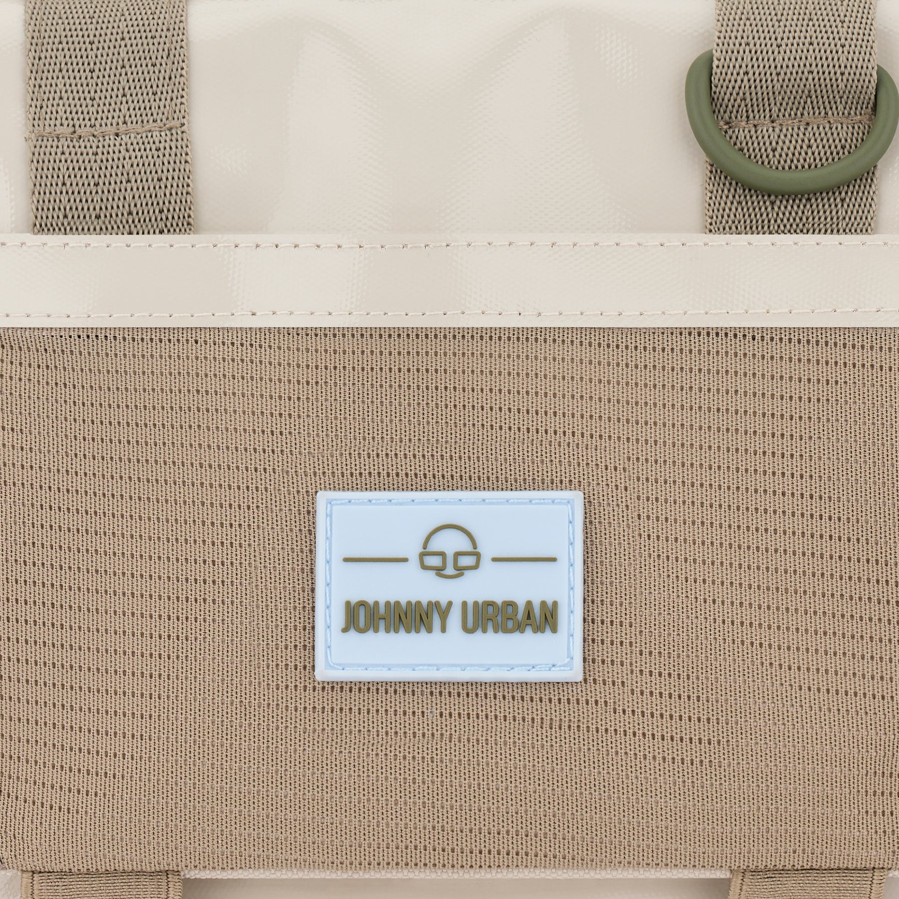 Beige Umhängetasche Avery mit Johnny Urban Logo auf einem weißen Patch