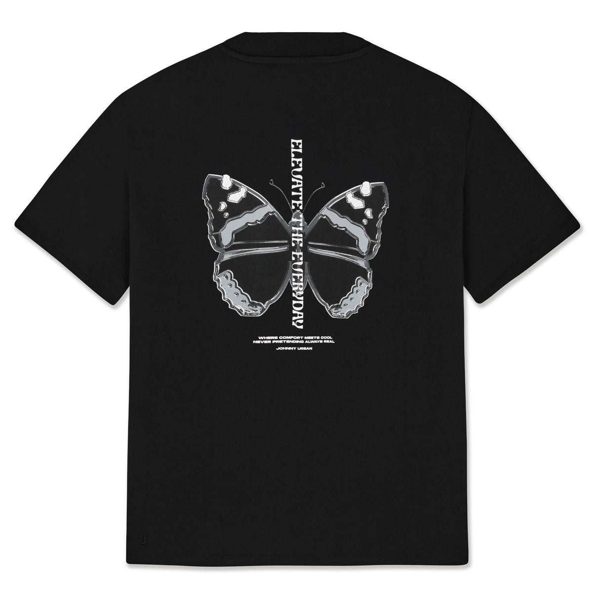 Schwarzes T-Shirt 'Sammy Chrome Butterfly' mit silberfarbenem Schmetterlingsmotiv und waagerecht stehendem Text 'Elevate the everyday' auf dem Rücken