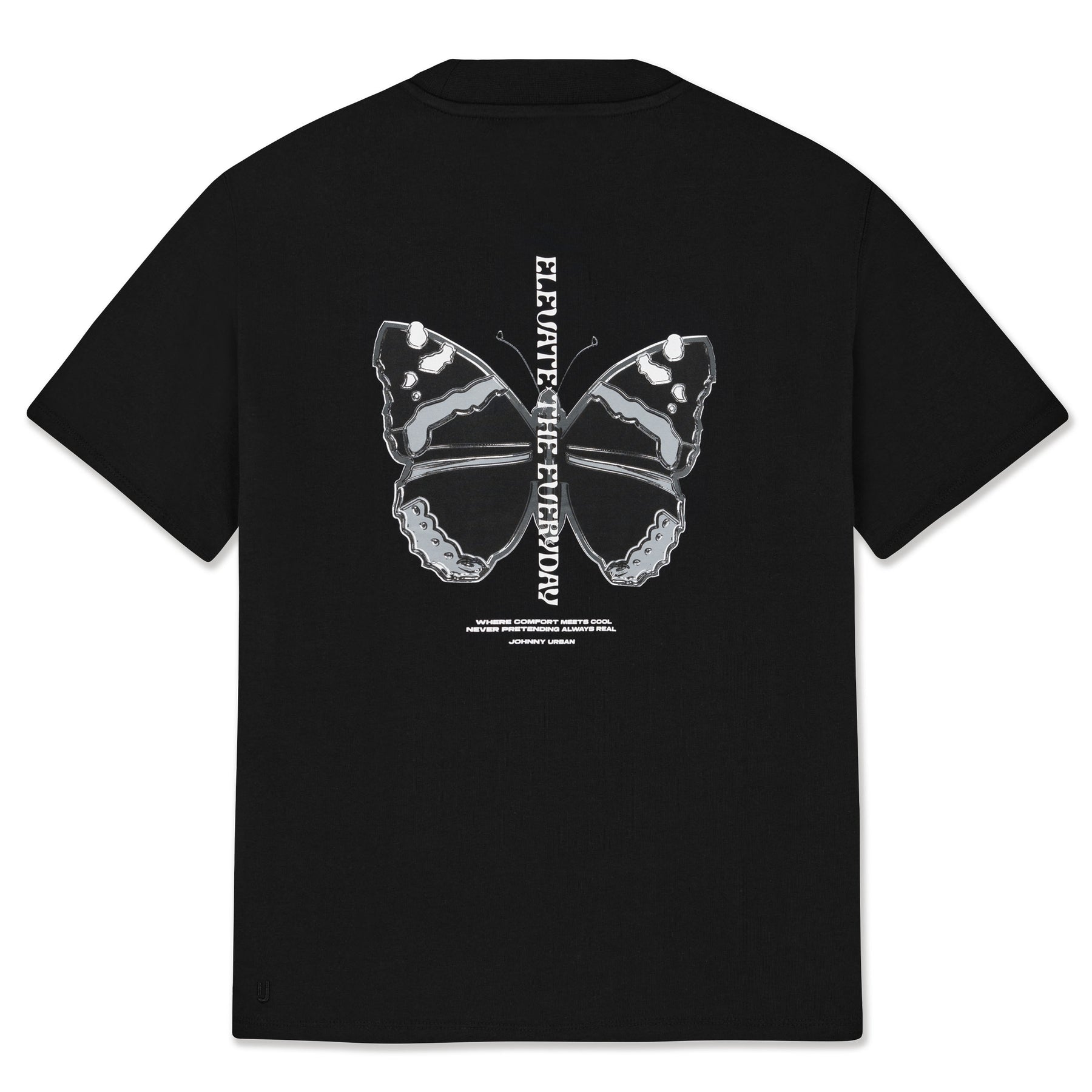 Schwarzes T-Shirt 'Sammy Chrome Butterfly' mit silberfarbenem Schmetterlingsmotiv und waagerecht stehendem Text 'Elevate the everyday' auf dem Rücken