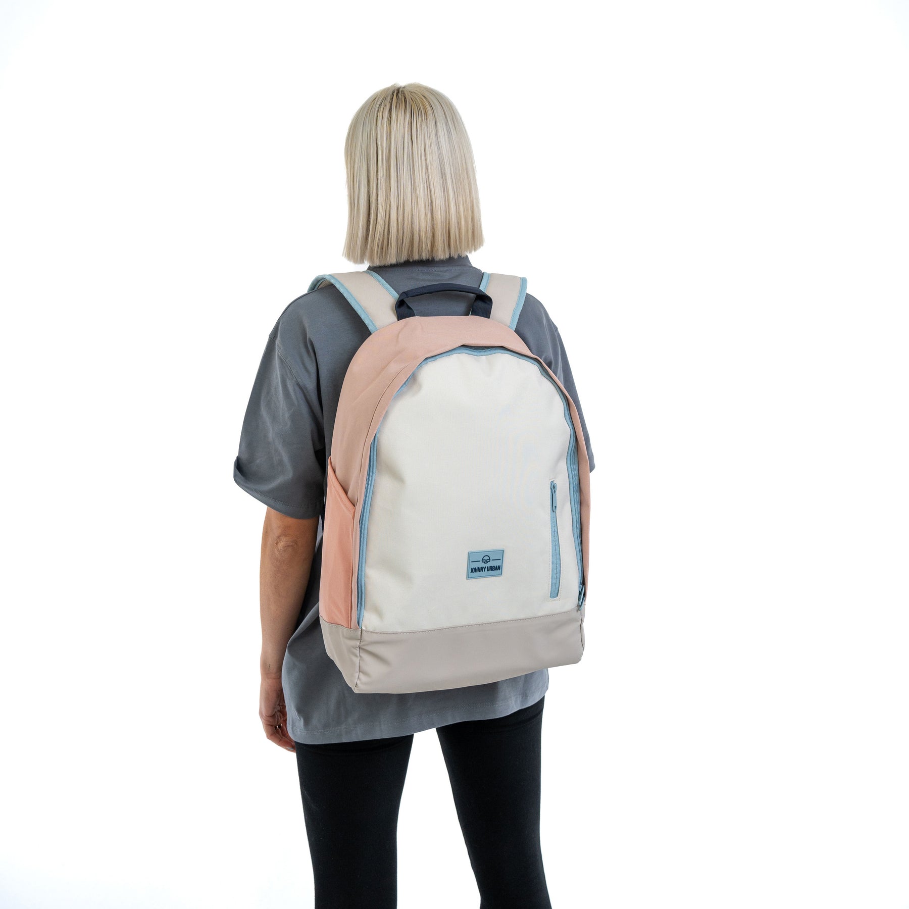 Person von hinten mit Johnny Urban Schulrucksack 'Neo' in Beige und Rosa