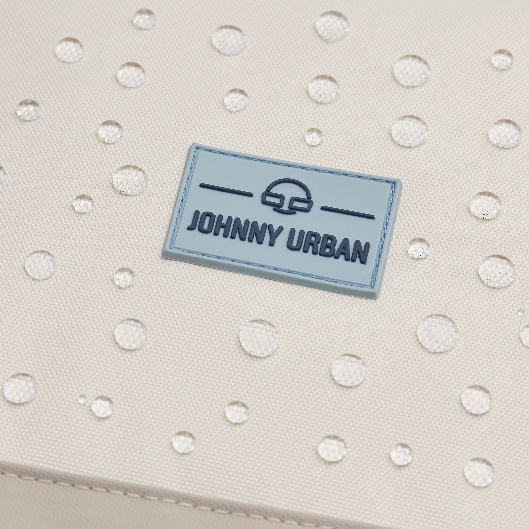 Nahaufnahme des wasserabweisenden Materials mit Johnny Urban Logo am Rucksack 'Neo'