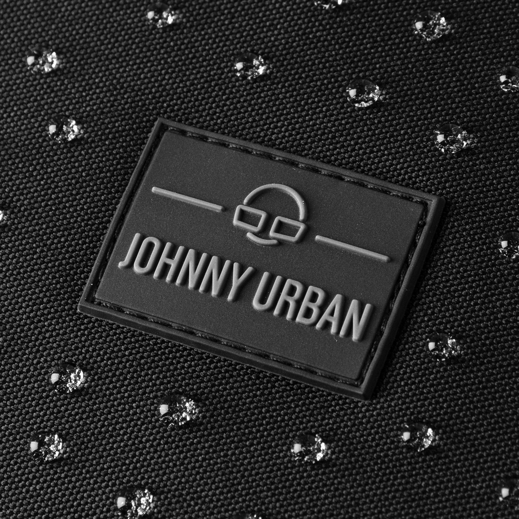 Schwarzes wasserabweisendes Material mit Johnny Urban Logo und Wassertropfen auf Rucksack 'Lian'