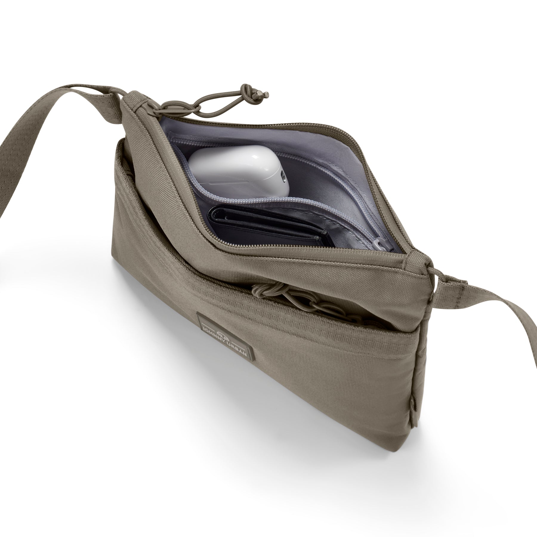 Johnny Urban Umhängetasche 'Drew' in desert grey, geöffnet mit Sicht auf zwei Fächer, befüllt mit weißem AirPods-Case und schwarzem Portemonnaie
