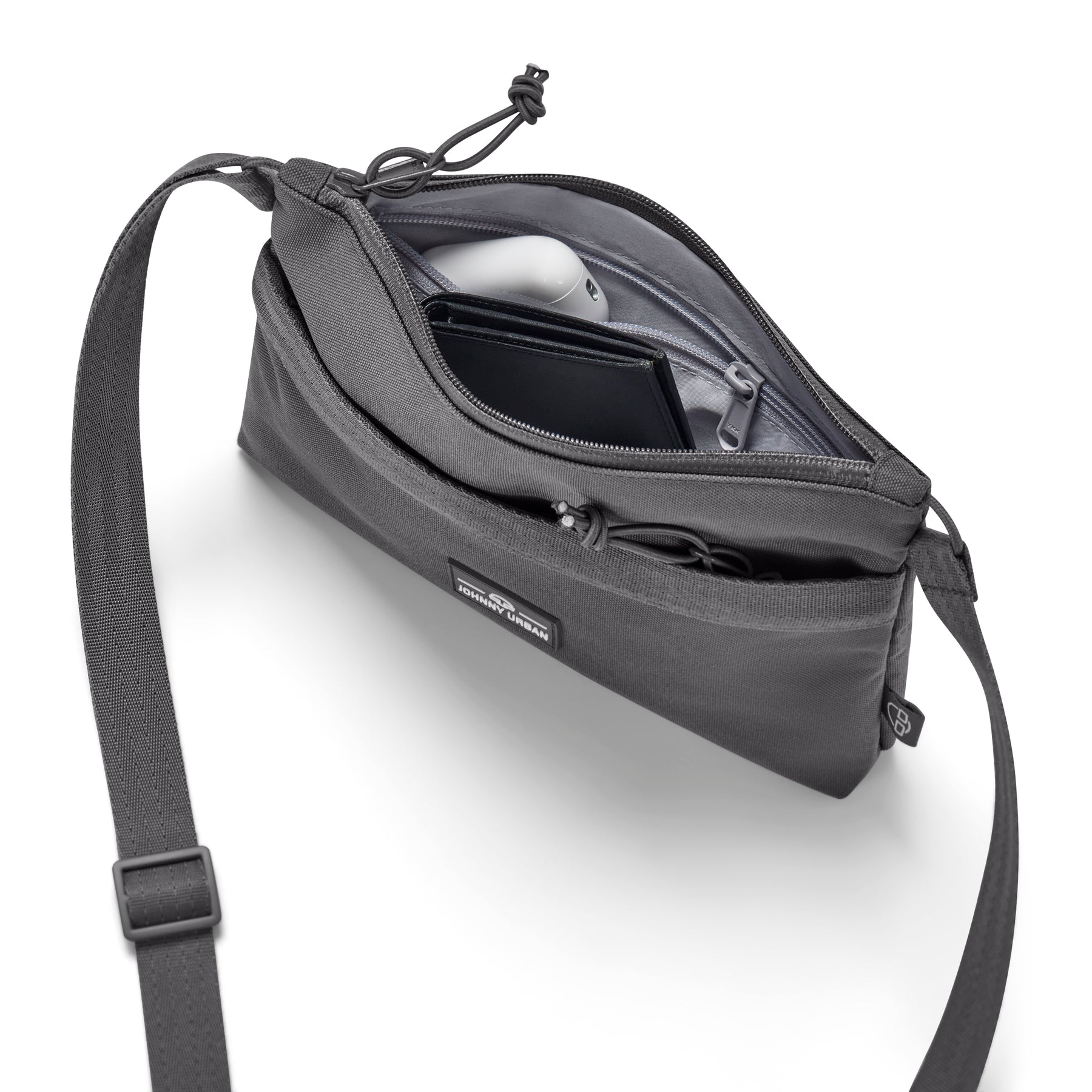 Dunkelgraue Umhängetasche 'Drew' von Johnny Urban mit Reißverschluss offen, zeigt schwarzen Geldbeutel und weiße AirPods