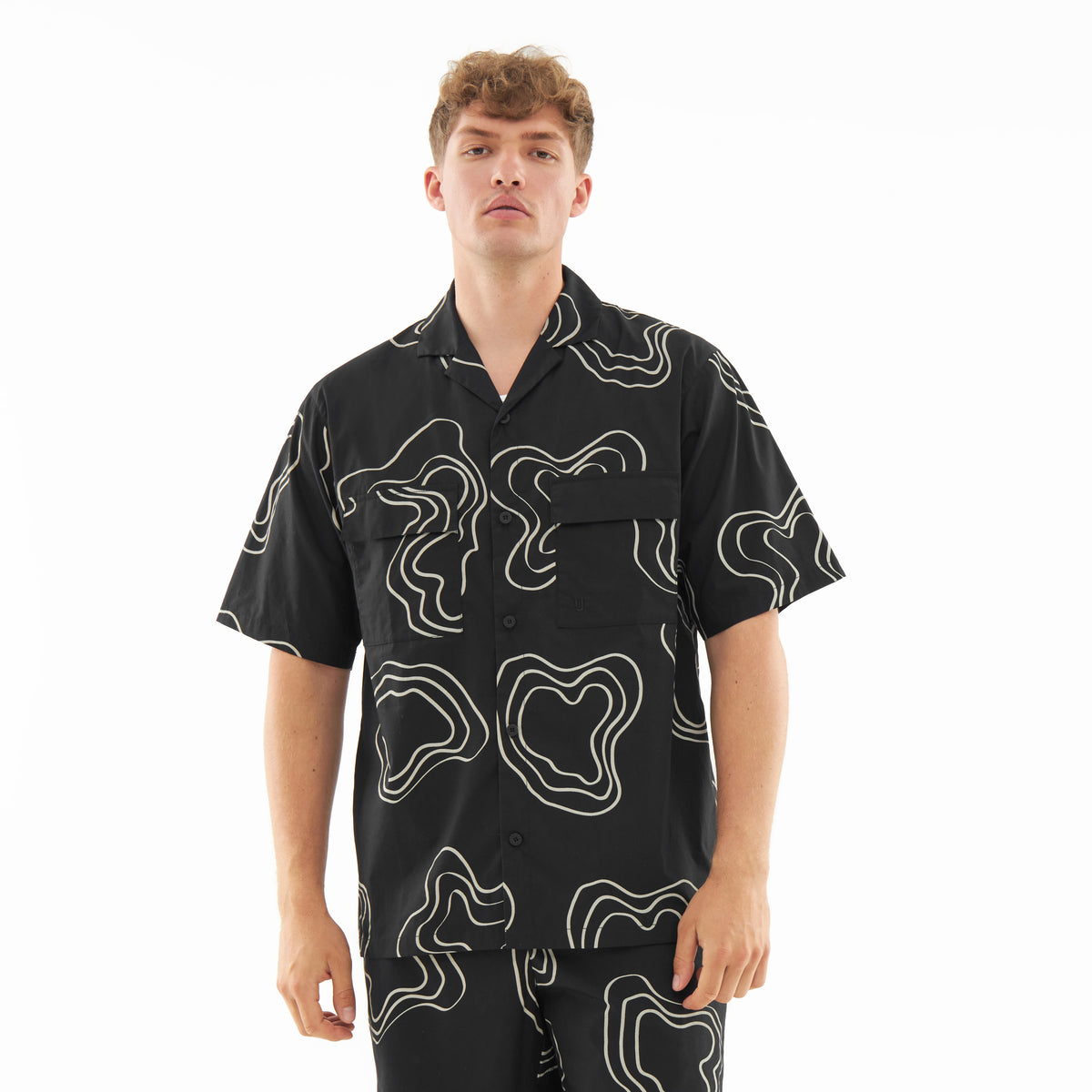 Mann trägt schwarzes Sommerhemd mit weißen, abstrakten Linien aus dem Set 'Spencer'
