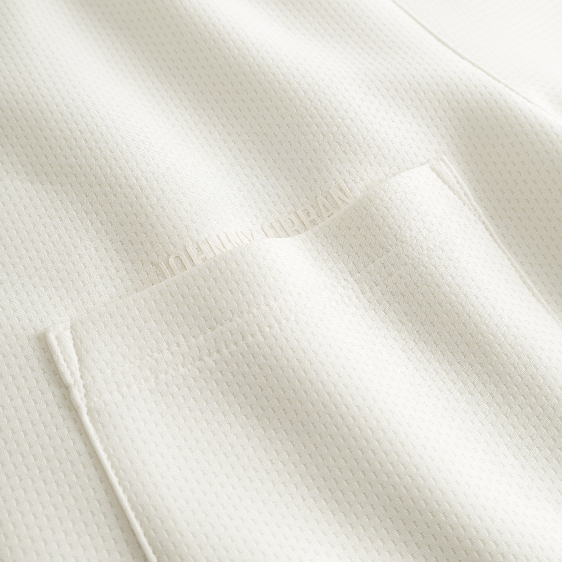 Nahaufnahme des weißen Hemds 'Parker' mit feiner Textur und aufgesetzter Tasche