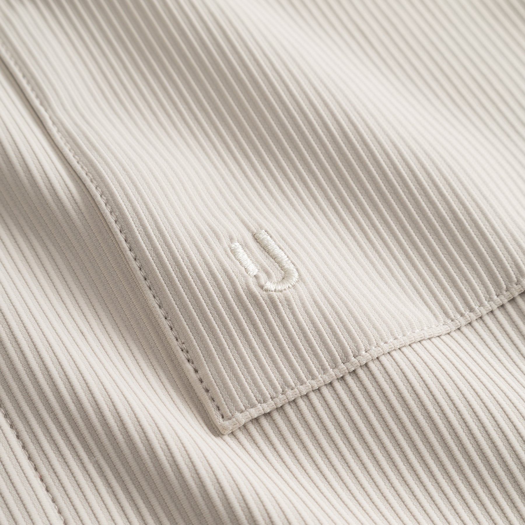 Sandfarbenes Shirt 'Mason' mit feiner Streifenstruktur und gesticktem 'JU'-Logo