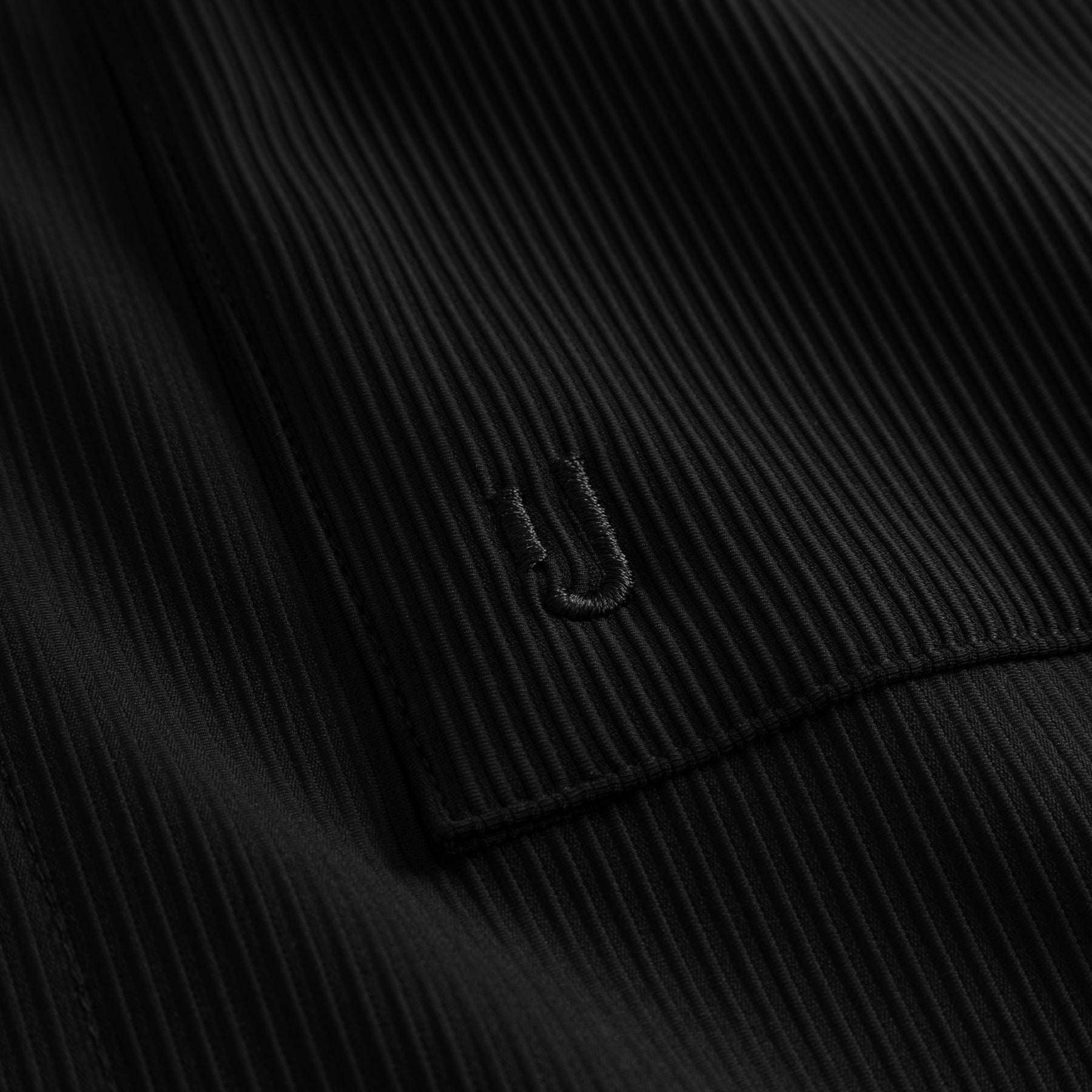 Schwarzes Rippshirt mit gesticktem 'U'-Logo aus dem Set 'Mason'