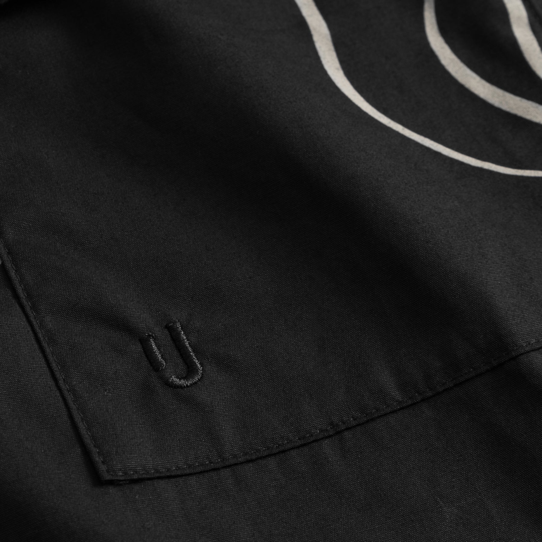Schwarzes Detail des Johnny Urban Shirts aus der Set 'Spencer' mit eingesticktem 'U'