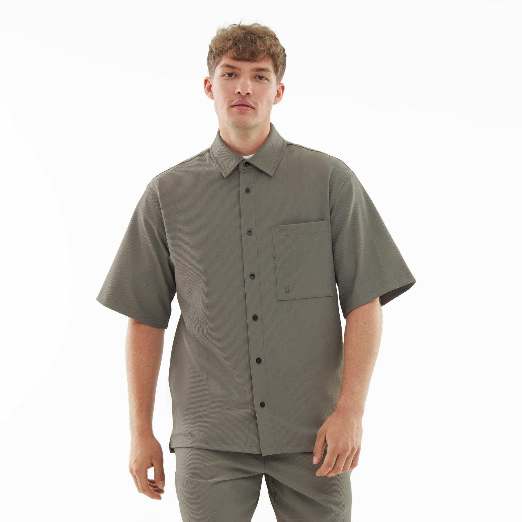 Männliches Modell trägt olivfarbenes Kurzarmhemd mit Brusttasche aus Set 'Mason'