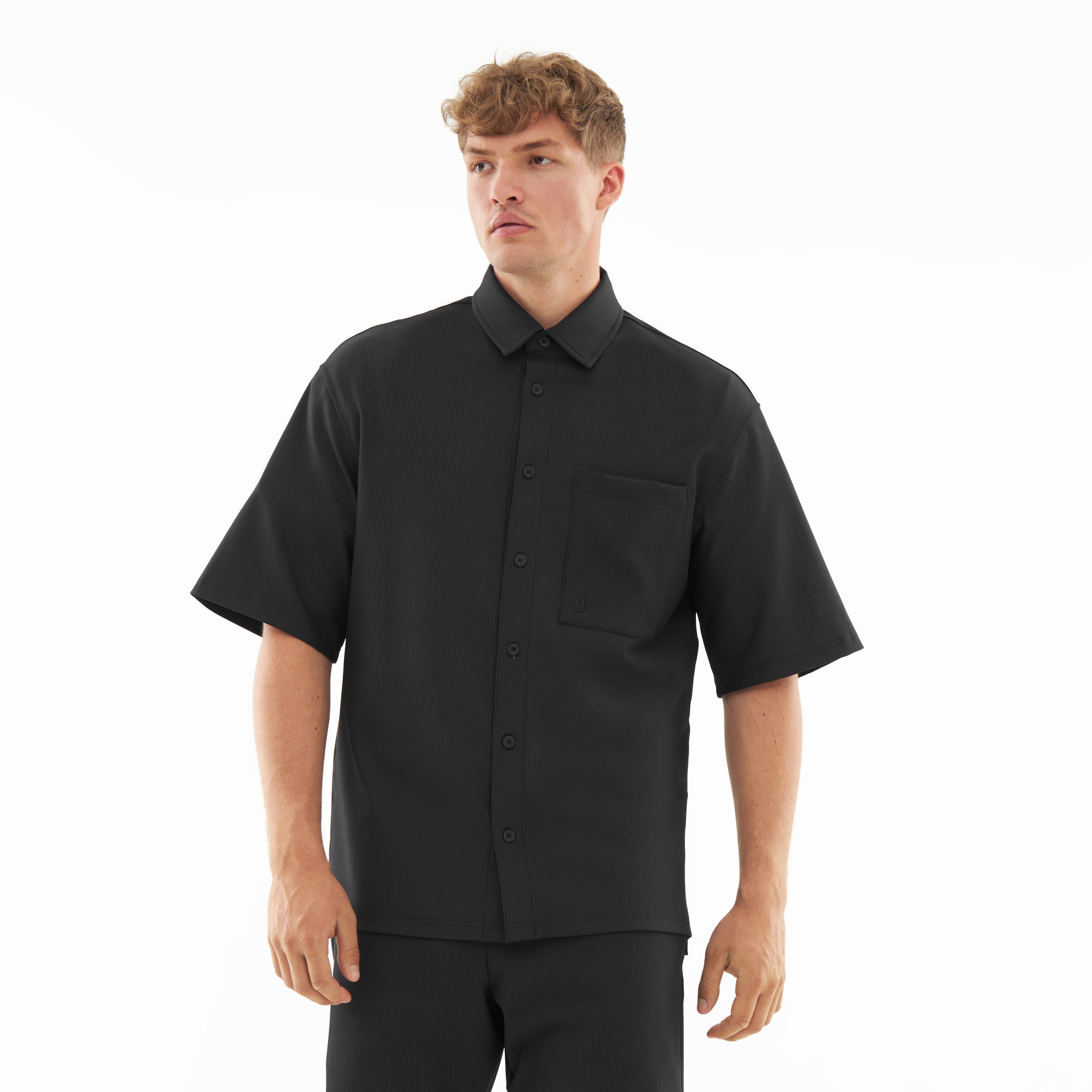 Mann trägt schwarze kurzärmlige Hemdjacke mit Brusttasche aus Set 'Mason'