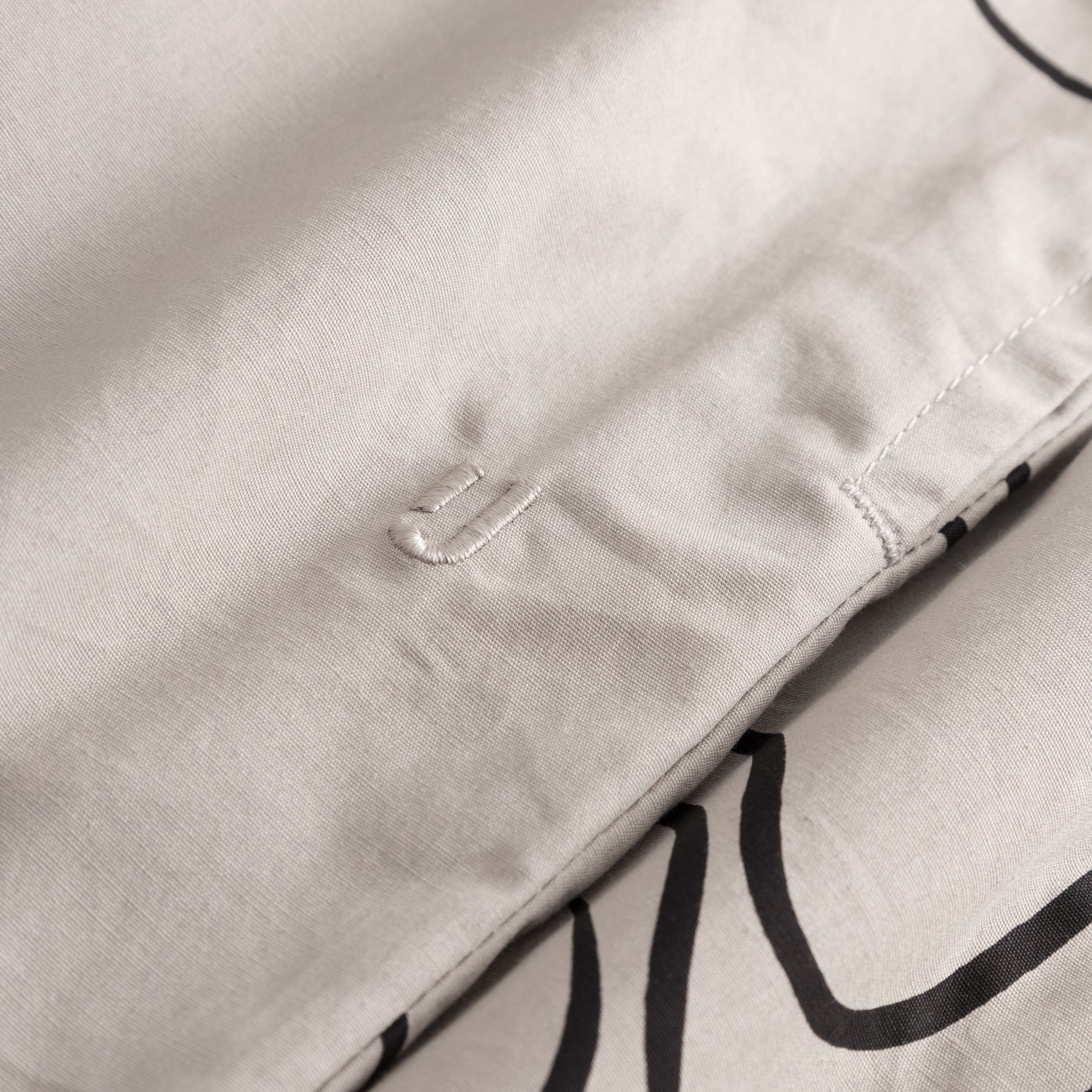 Sandfarbene Shorts 'Spencer' mit dezenter gestickter 'JU'-Initiale