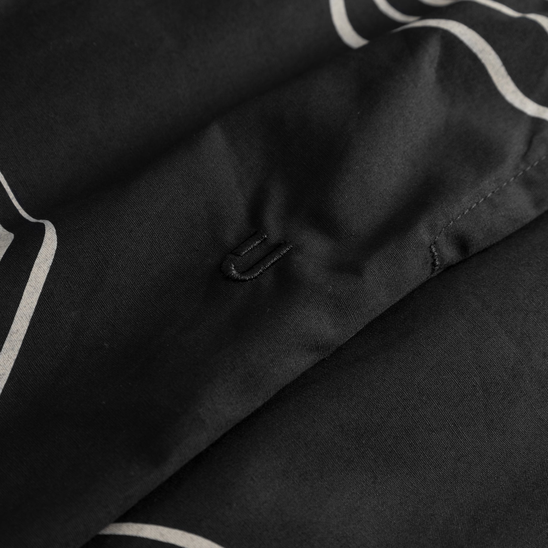 Schwarze Shorts 'Spencer' mit weißem Muster und eingesticktem 'U'-Logo