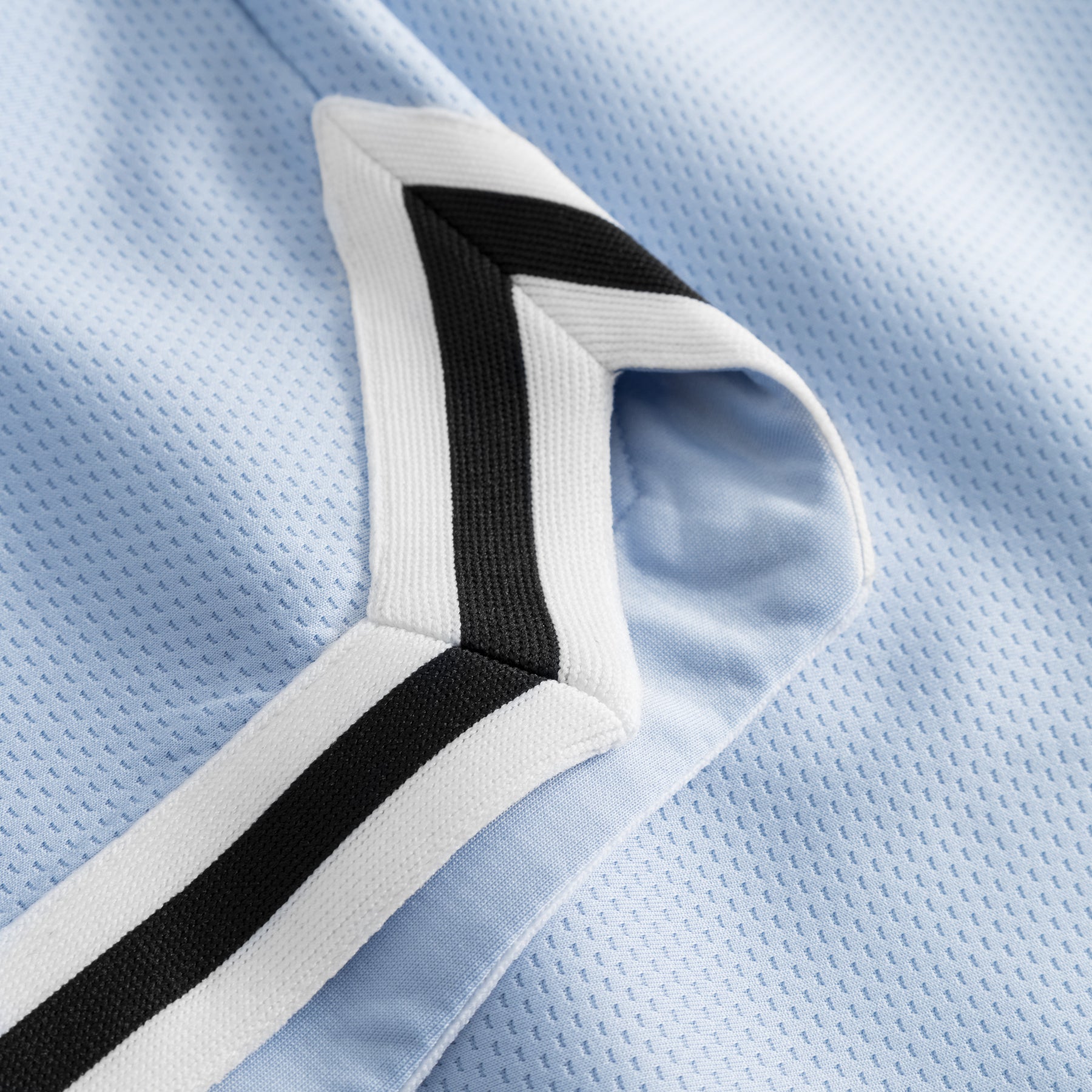 Hellblaue Shorts aus atmungsaktivem Mesh mit weiß-schwarzem elastischem Bund aus dem Set 'Parker'