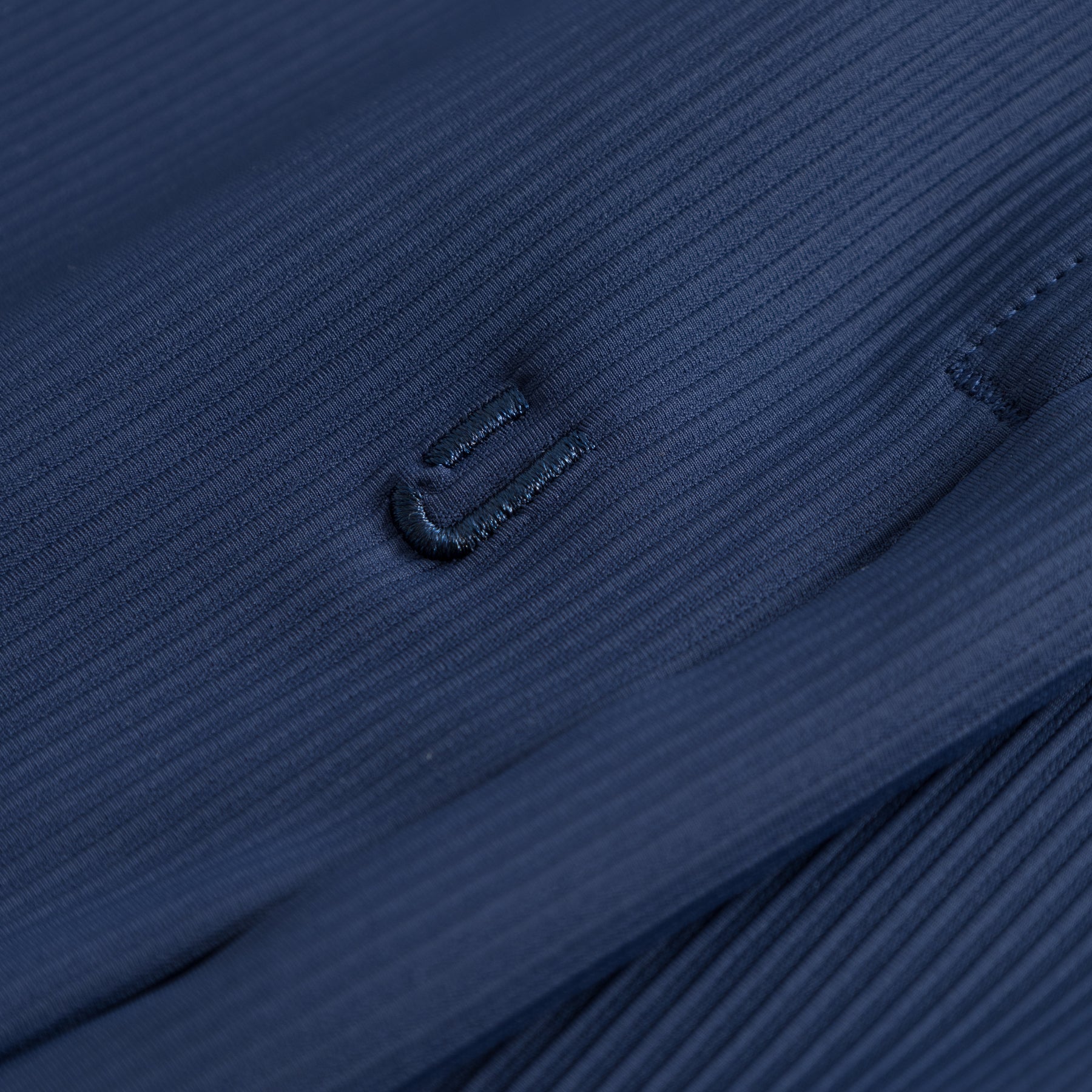 Nahaufnahme der gerippten Struktur von navyblauen Shorts 'Mason'