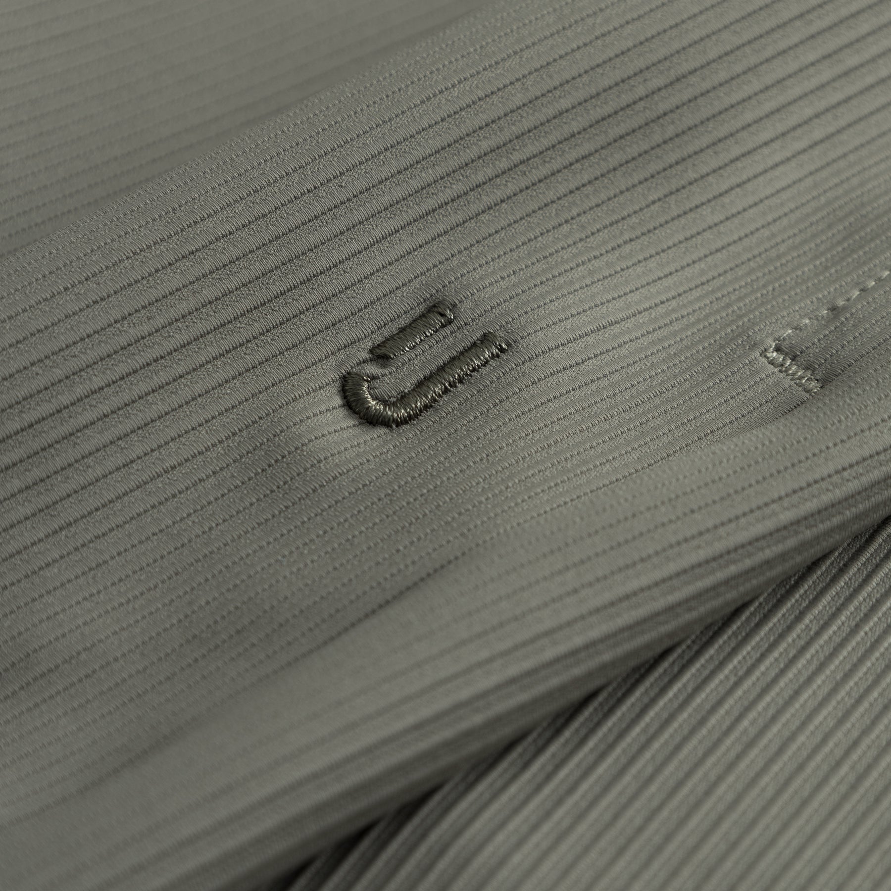 Nahe Ansicht der olivgrünen gerippten Shorts 'Mason' mit gesticktem Detail