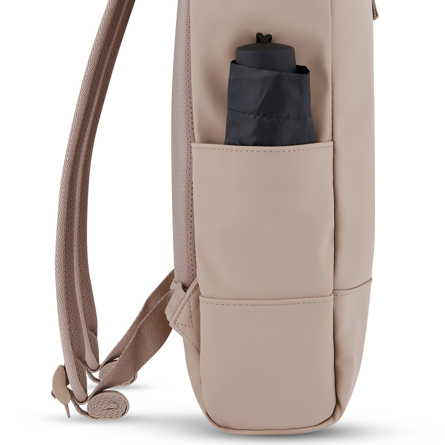 Beiger Rolltop Rucksack Harvey Medium mit schwarzem zusammengefalteten Regenschirm in Seitentasche