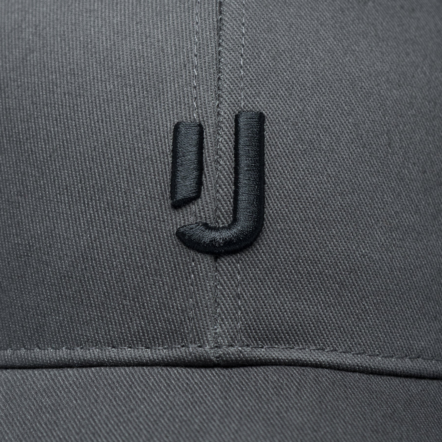 Anthrazit-schwarze Snapback Cap "Jason" mit besticktem schwarzem 'J'-Logo vorne