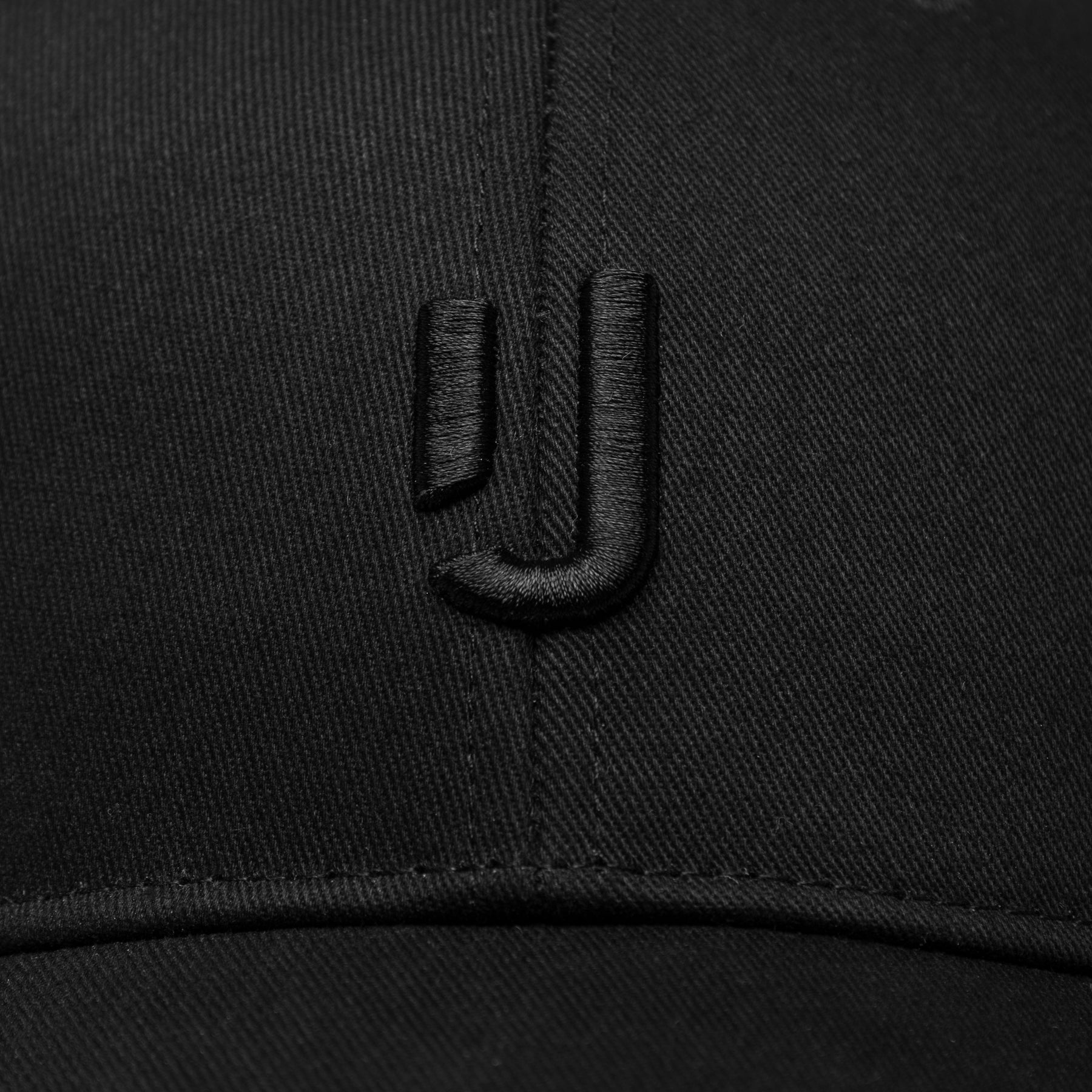 Schwarze Baumwoll-Snapback-Cap 'Jason' mit tonalem, gesticktem 'J' auf der Vorderseite