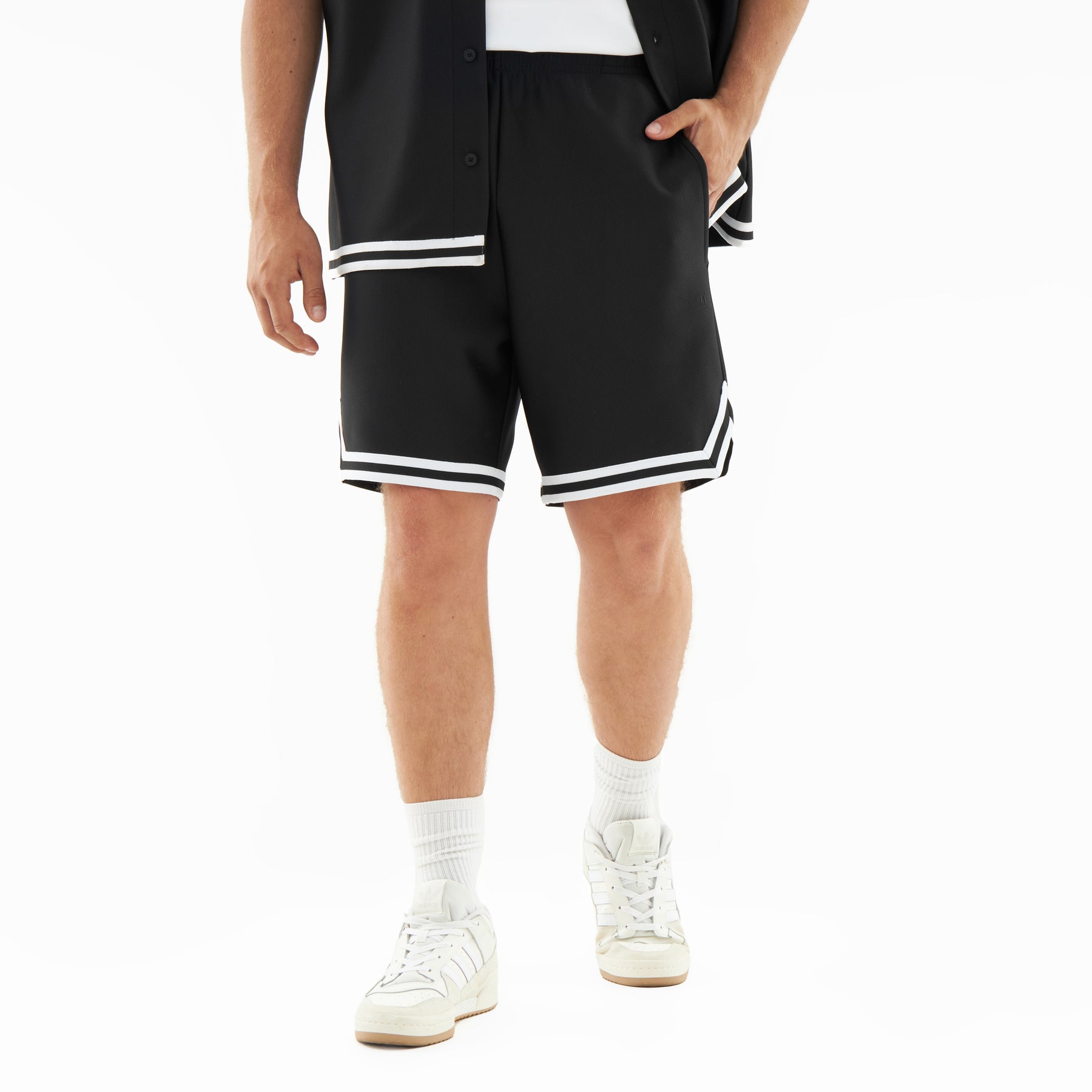 Schwarze locker sitzende Sommer-Shorts aus Set 'Parker' mit weißen Streifen am Saum