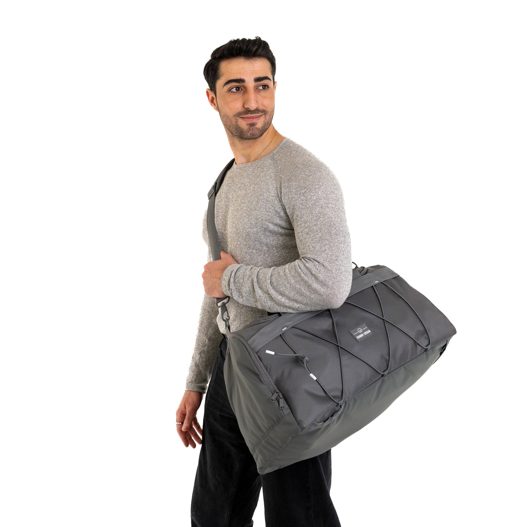 Mann trägt graue Duffle Bag 'Shawn Medium' von Johnny Urban über der Schulter