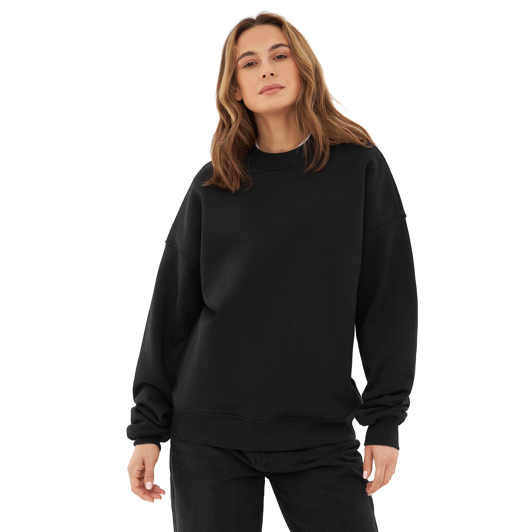 Frau trägt schwarzen Oversized Crewneck 'Carter' Pullover mit locker sitzenden Ärmeln
