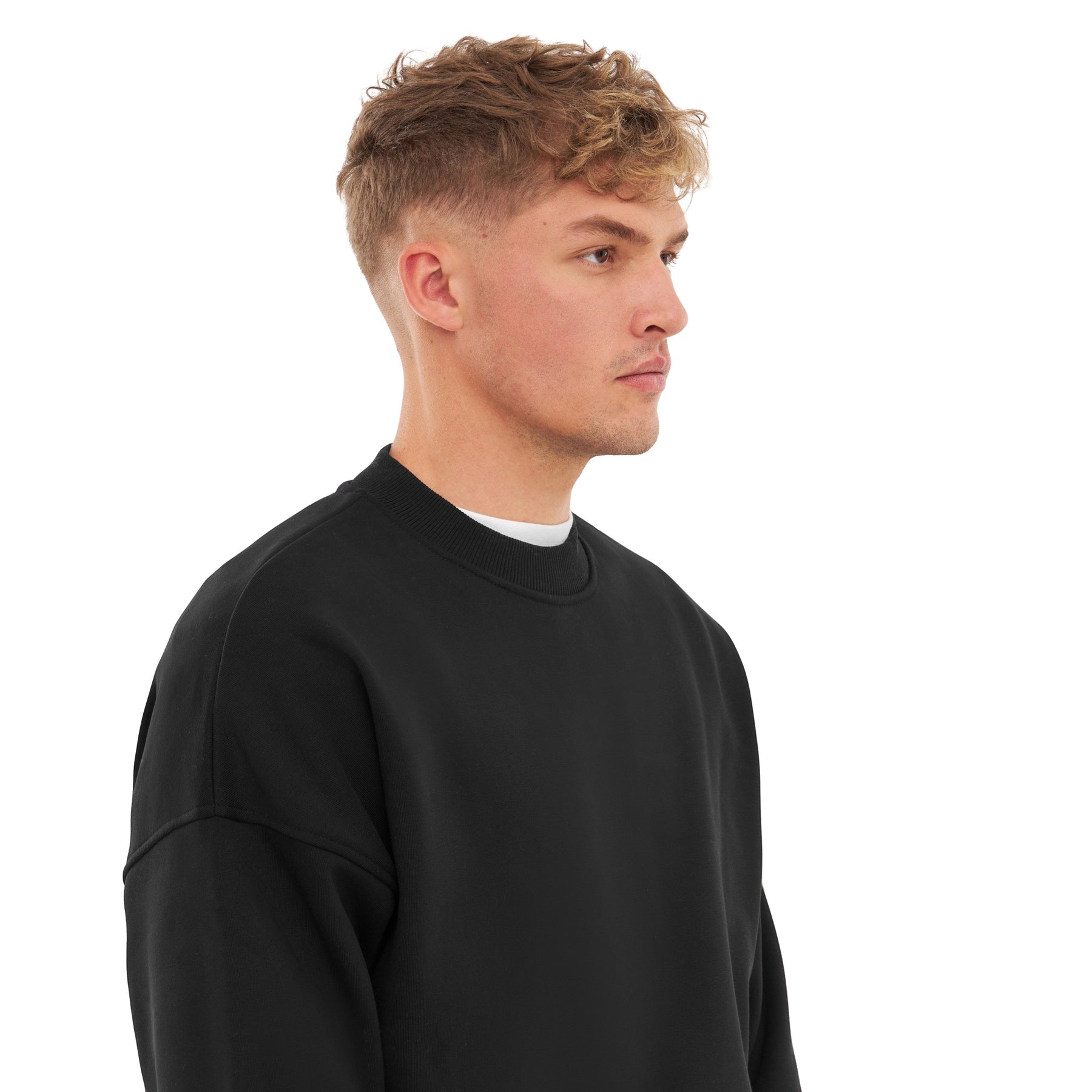 Mann trägt schwarzen oversized Crewneck Sweater 'Carter' von Johnny Urban