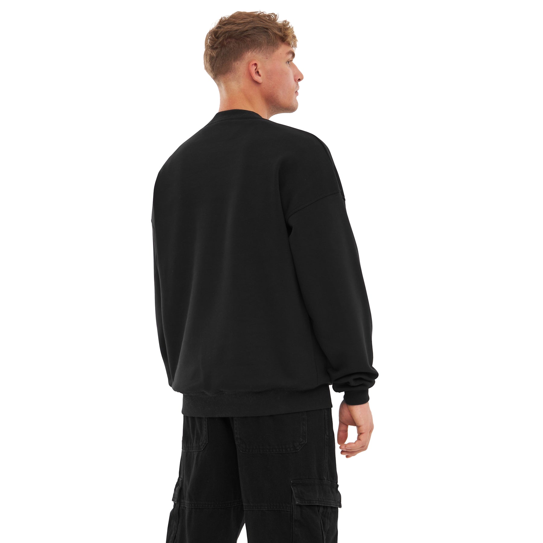 Mann von hinten mit oversized schwarzem Crewneck 'Carter' und schwarzer Cargo-Hose