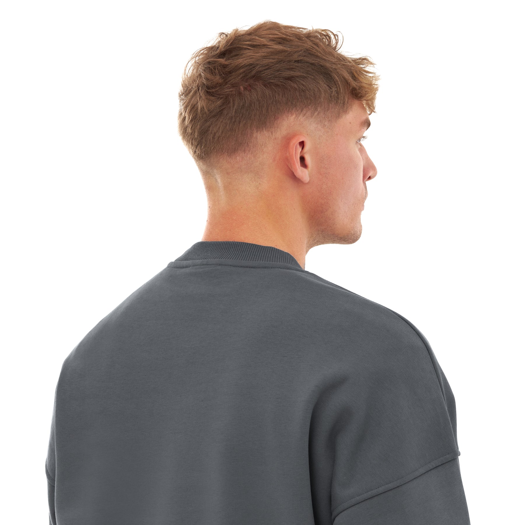 Mann von hinten trägt oversized Crewneck 'Carter' in modernem Grau von Johnny Urban