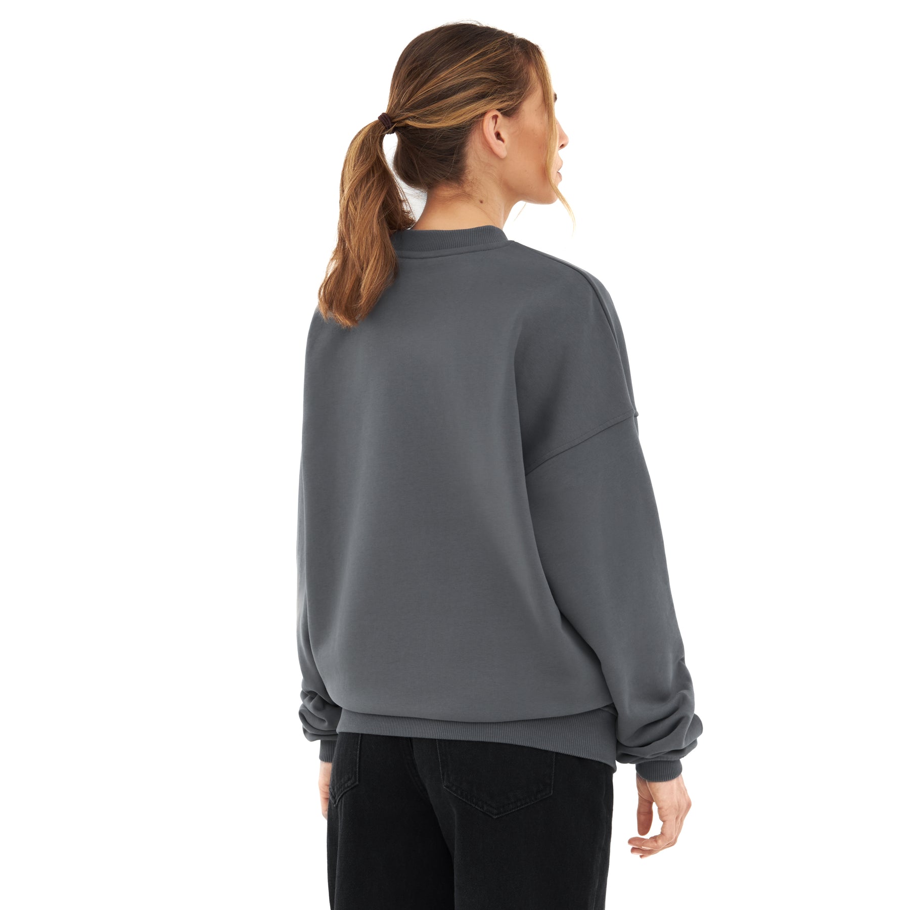 Frau trägt oversized Sweatshirt 'Carter' von Johnny Urban in Grau, Rückansicht