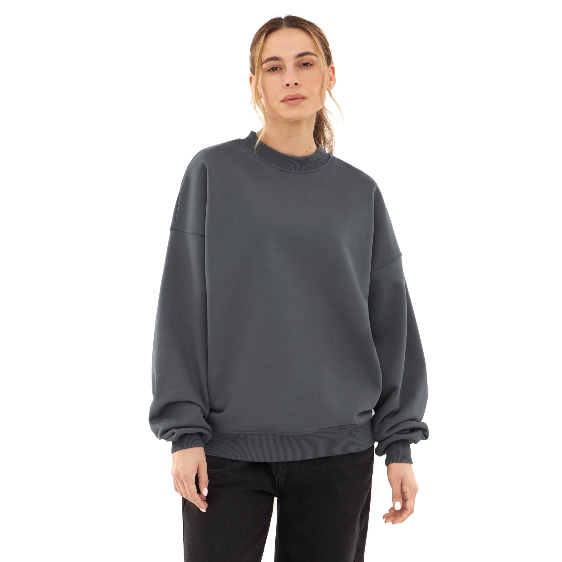 Frau trägt oversize Sweatshirt 'Carter' in modernem Grau von Johnny Urban