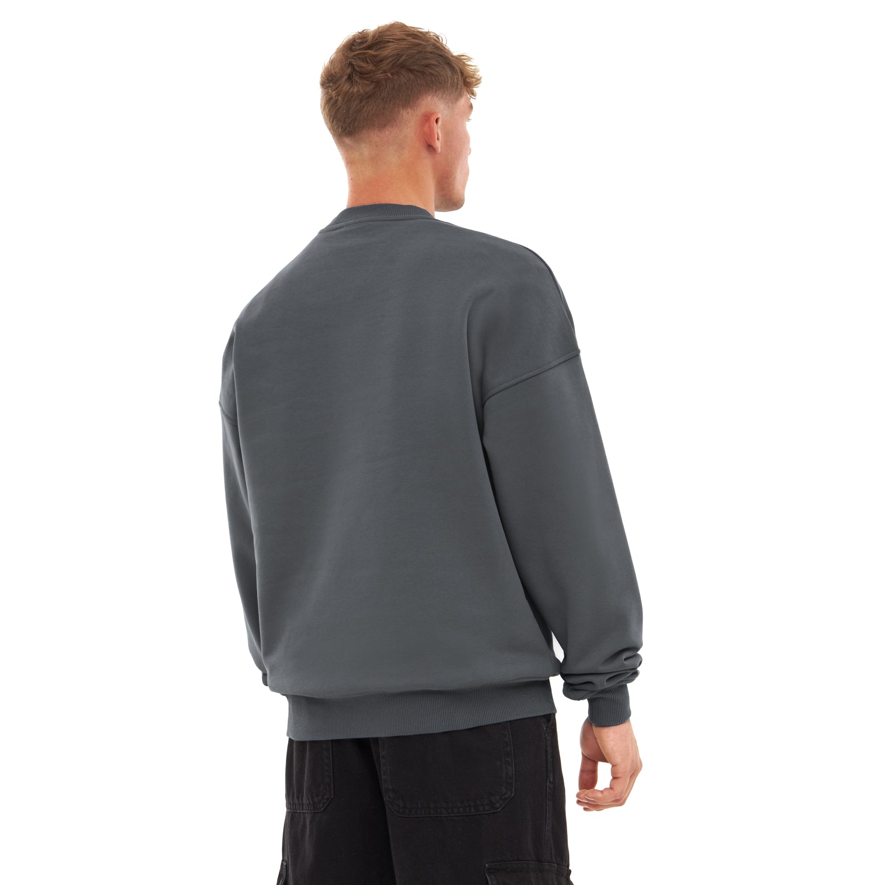 Rückansicht eines Mannes in grauem Oversized Crewneck 'Carter' Sweatshirt von Johnny Urban