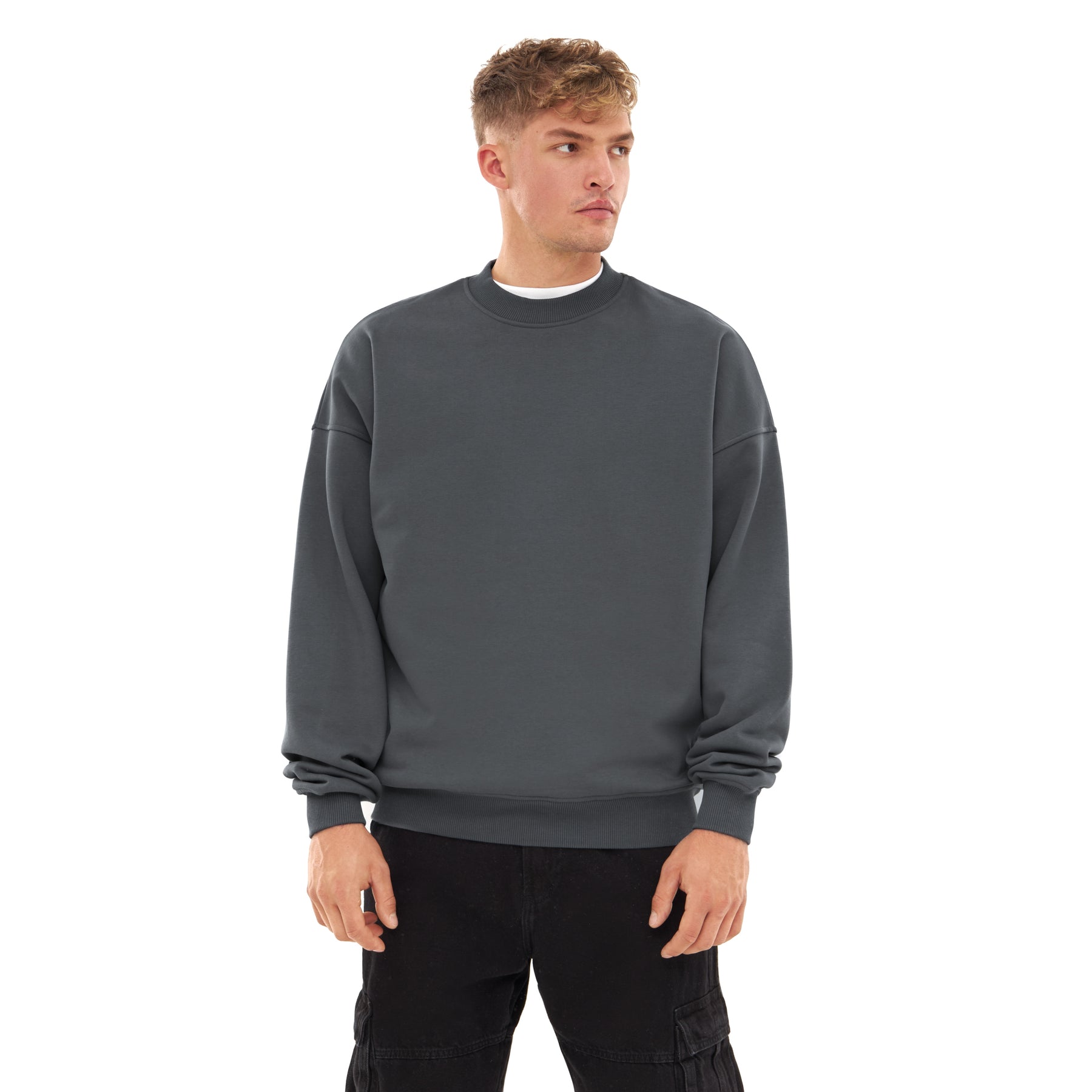 Mann trägt oversized Crewneck 'Carter' Sweatshirt in modernem Grau von Johnny Urban