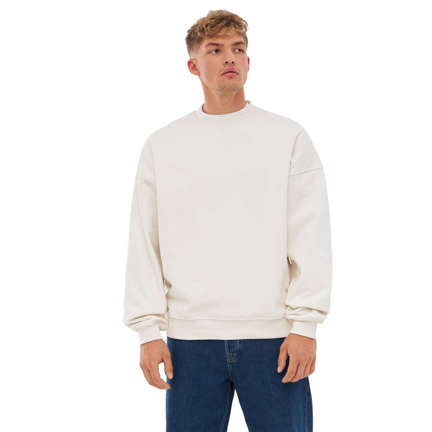 Männliches Modell trägt weißen Oversized Crewneck 'Carter' von Johnny Urban mit blauer Jeans