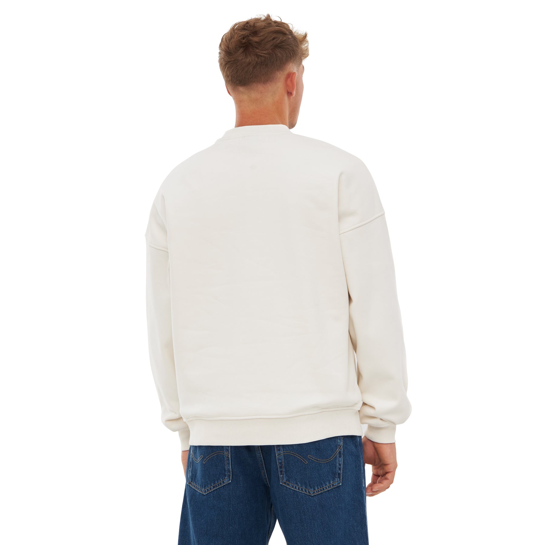 Rückansicht eines Mannes mit oversized weißen Johnny Urban Crewneck 'Carter' und blauen Jeans