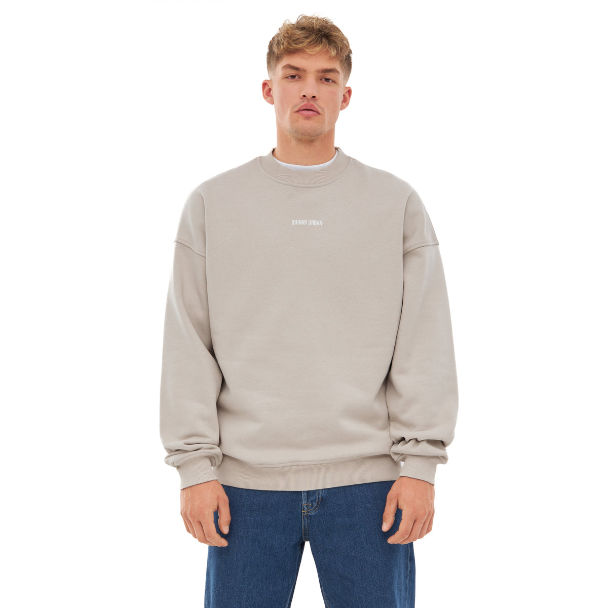 Mann trägt oversized Pullover 'Carter' von Johnny Urban in Beige mit kleinem Logo in der Mitte